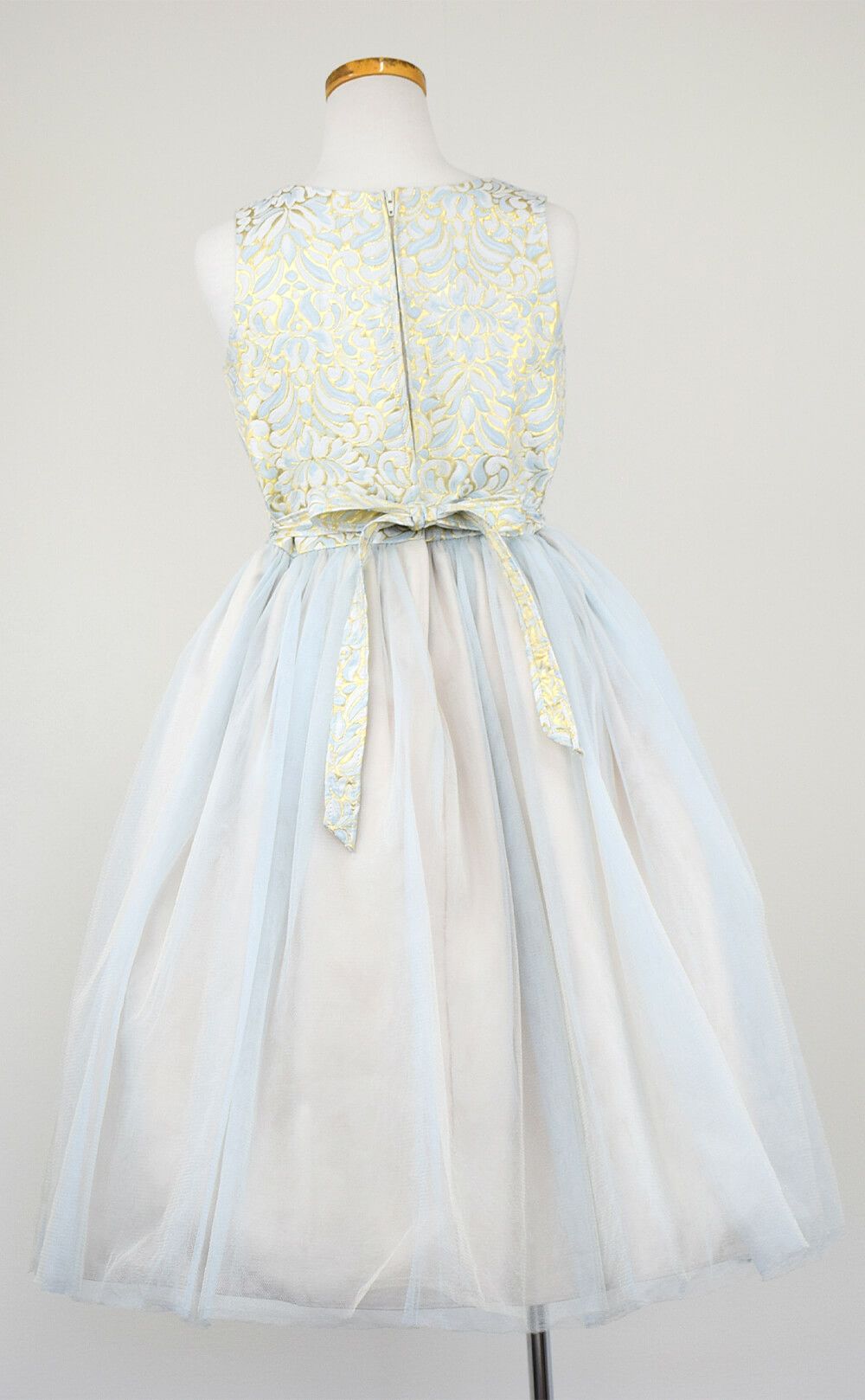 ピアノ発表会や結婚式にぴったりのブルーカラーの女の子用キッズドレス。シンプルで美しいシルエットが魅力のAngel's Closetの子供ドレス レンタル商品（【レンタル】オーネイトジャガード＆マルチトーンチュール子供ドレス(SK671)ブルー）｜画像5