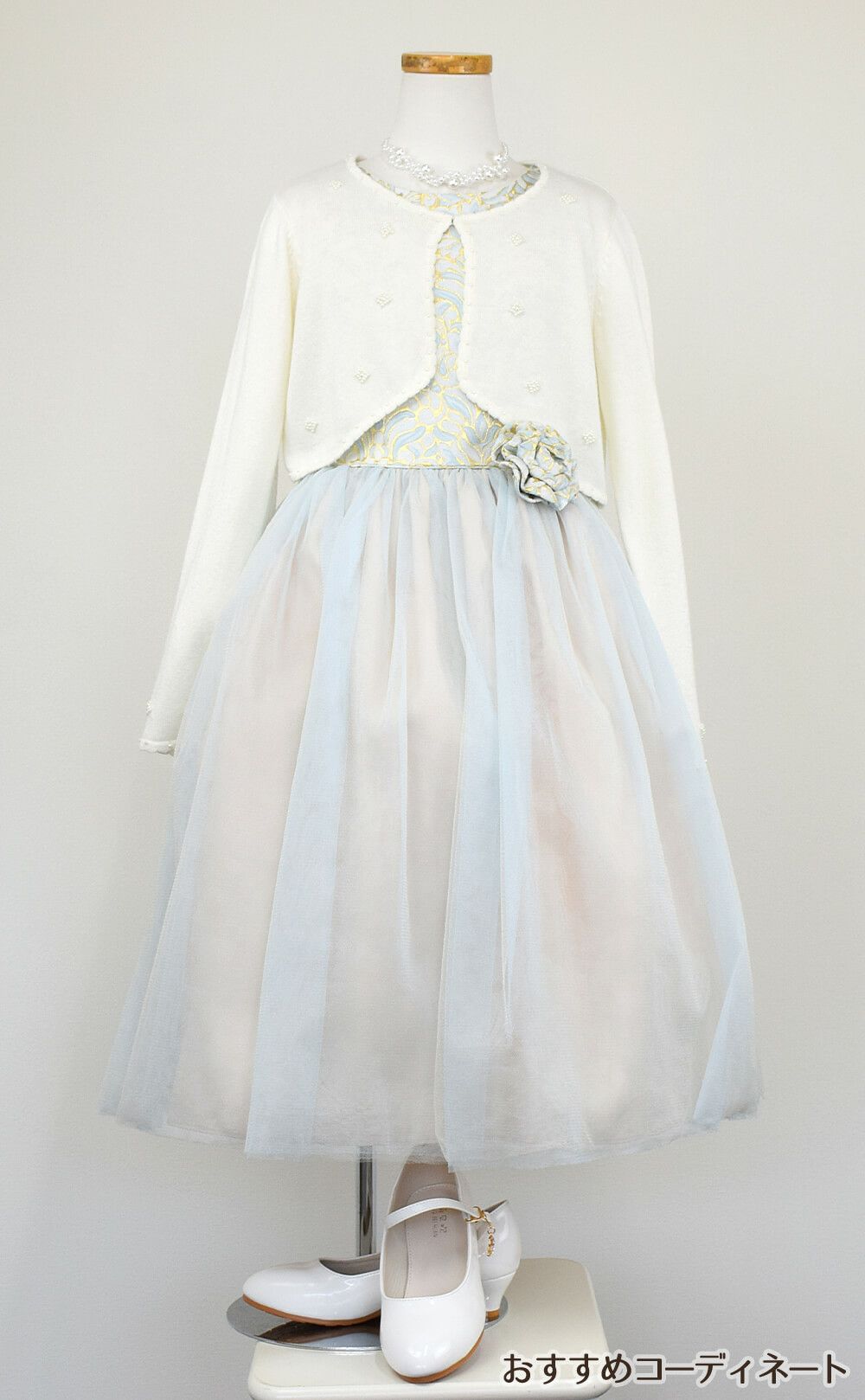 ピアノ発表会や結婚式にぴったりのブルーカラーの女の子用キッズドレス。シンプルで美しいシルエットが魅力のAngel's Closetの子供ドレス レンタル商品（【レンタル】オーネイトジャガード＆マルチトーンチュール子供ドレス(SK671)ブルー）｜画像10
