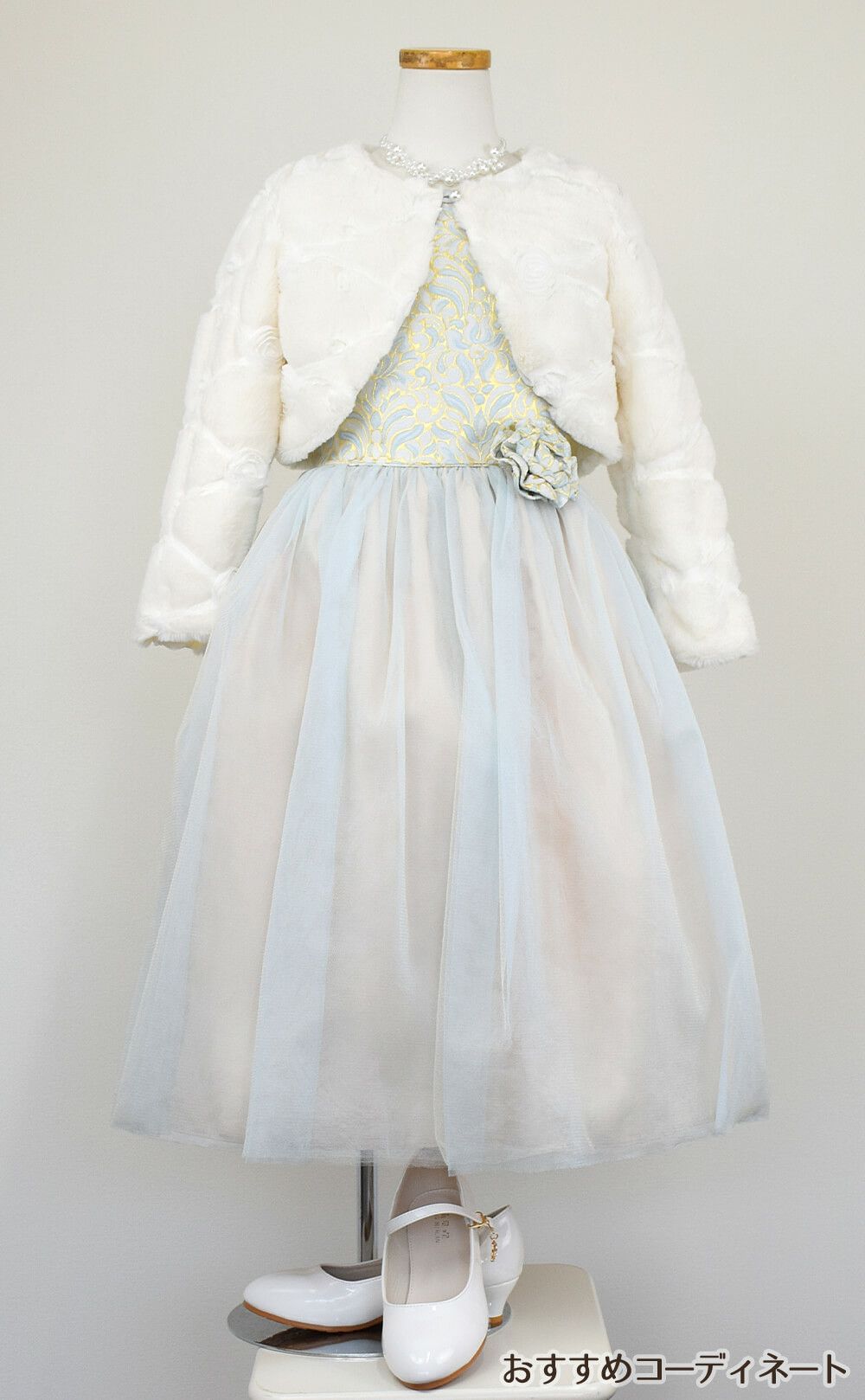 ピアノ発表会や結婚式にぴったりのブルーカラーの女の子用キッズドレス。シンプルで美しいシルエットが魅力のAngel's Closetの子供ドレス レンタル商品（【レンタル】オーネイトジャガード＆マルチトーンチュール子供ドレス(SK671)ブルー）｜画像11