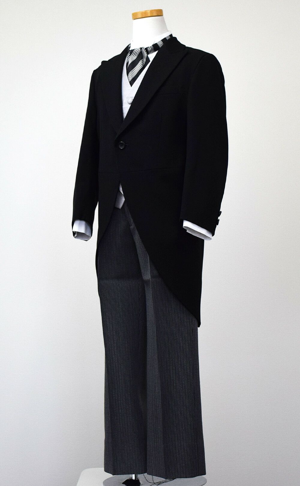 発表会やコンクールにぴったりのブラックカラーの子供用フォーマル衣装。シンプルで美しいシルエットが魅力のAngel's Closetのキッズフォーマル レンタル商品（【レンタル】モーニング（シルバーベスト）(CHM101)ブラック）｜画像4