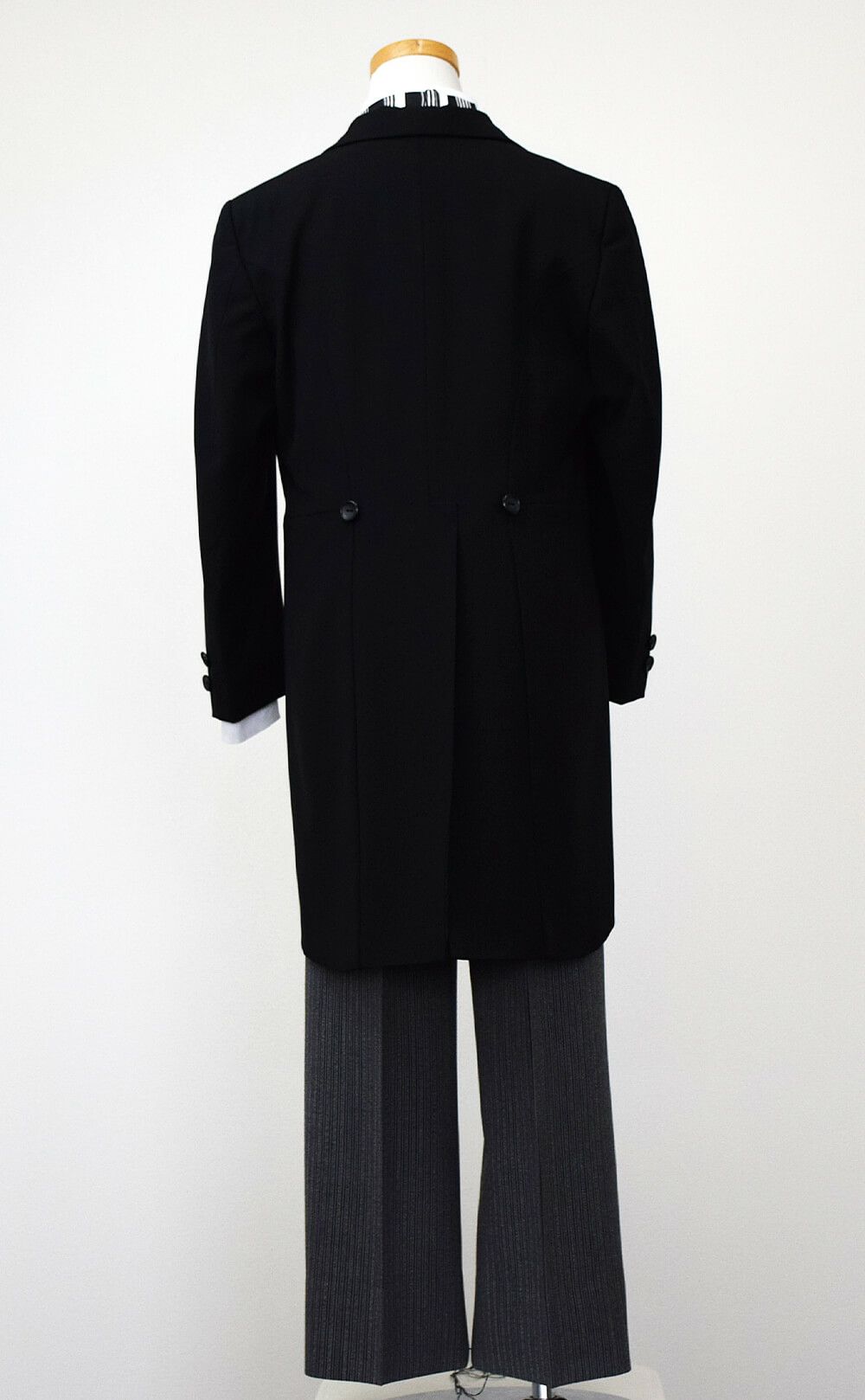 発表会やコンクールにぴったりのブラックカラーの子供用フォーマル衣装。シンプルで美しいシルエットが魅力のAngel's Closetのキッズフォーマル レンタル商品（【レンタル】モーニング（シルバーベスト）(CHM101)ブラック）｜画像5