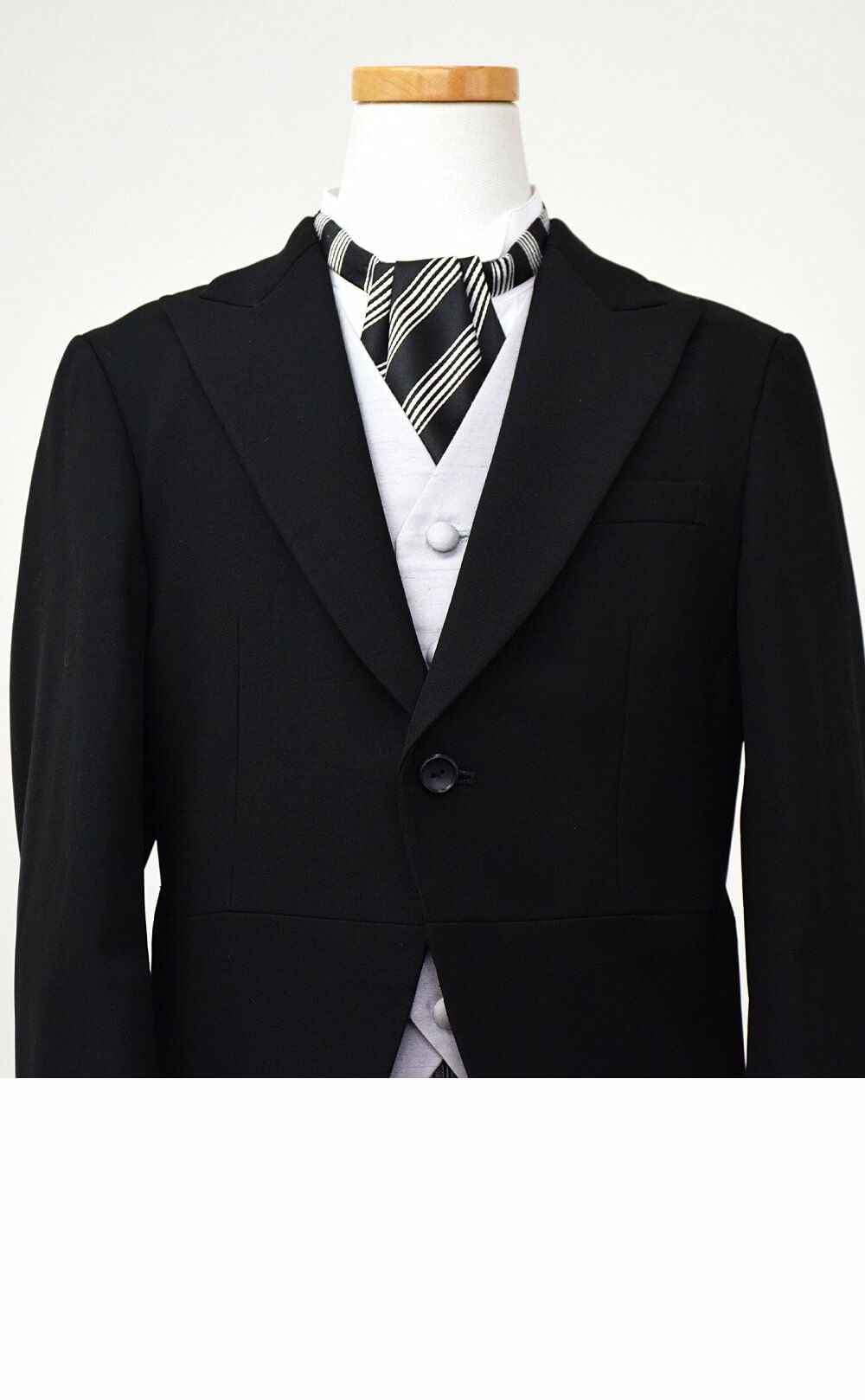発表会やコンクールにぴったりのブラックカラーの子供用フォーマル衣装。シンプルで美しいシルエットが魅力のAngel's Closetのキッズフォーマル レンタル商品（【レンタル】モーニング（シルバーベスト）(CHM101)ブラック）｜画像6