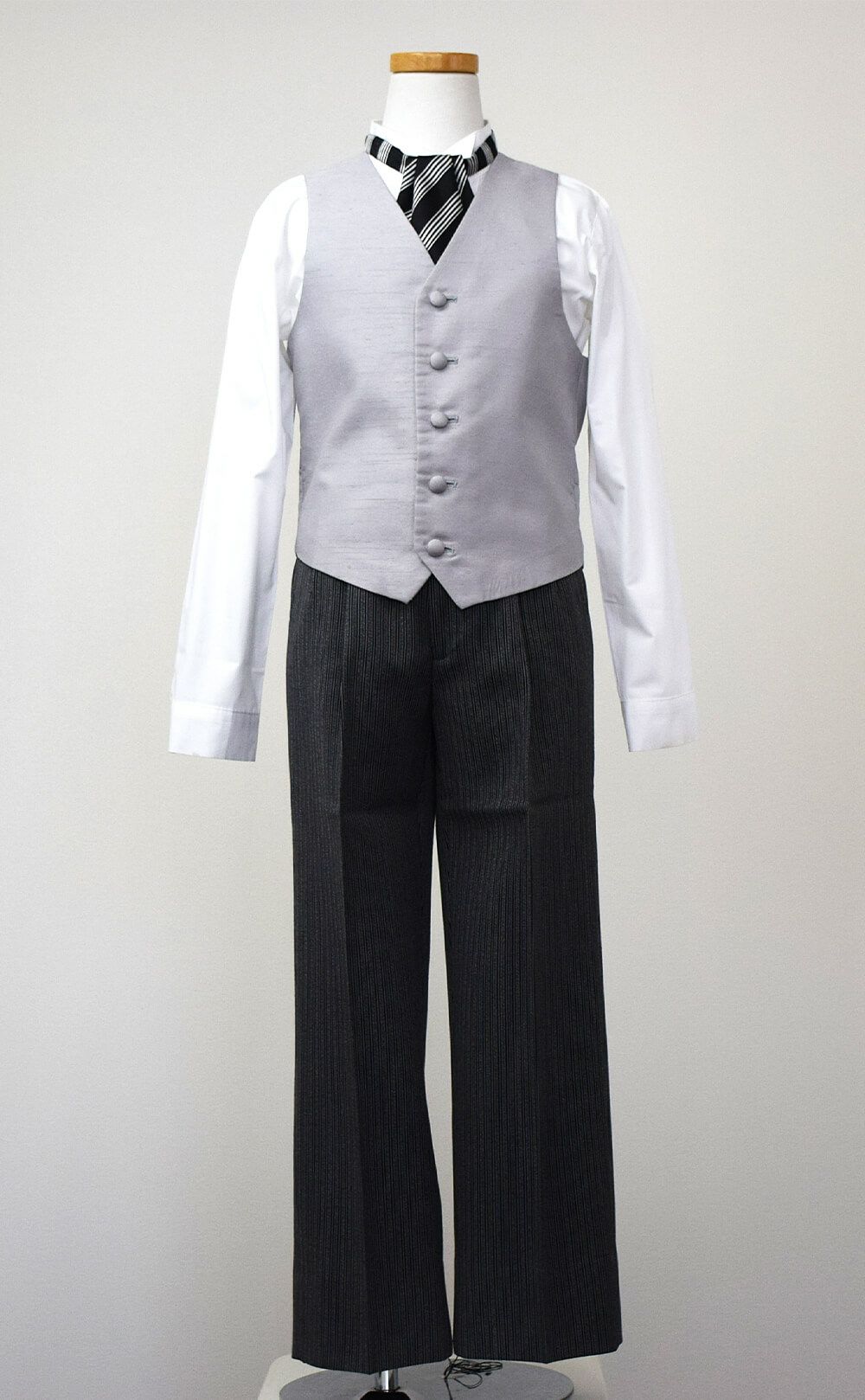 発表会やコンクールにぴったりのブラックカラーの子供用フォーマル衣装。シンプルで美しいシルエットが魅力のAngel's Closetのキッズフォーマル レンタル商品（【レンタル】モーニング（シルバーベスト）(CHM101)ブラック）｜画像7