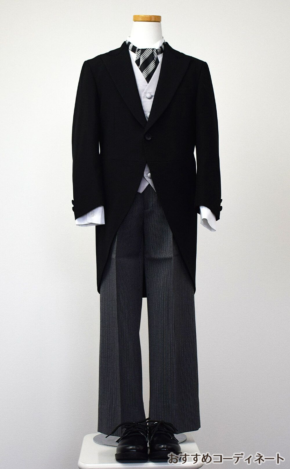 発表会やコンクールにぴったりのブラックカラーの子供用フォーマル衣装。シンプルで美しいシルエットが魅力のAngel's Closetのキッズフォーマル レンタル商品（【レンタル】モーニング（シルバーベスト）(CHM101)ブラック）｜画像10