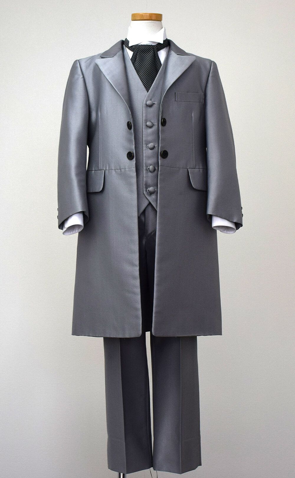 発表会やコンクールにぴったりのカラーの子供用フォーマル衣装。シンプルで美しいシルエットが魅力のAngel's Closetのキッズフォーマル レンタル商品（【レンタル】シルバーフロックコート(CHM202)シルバー）｜画像3