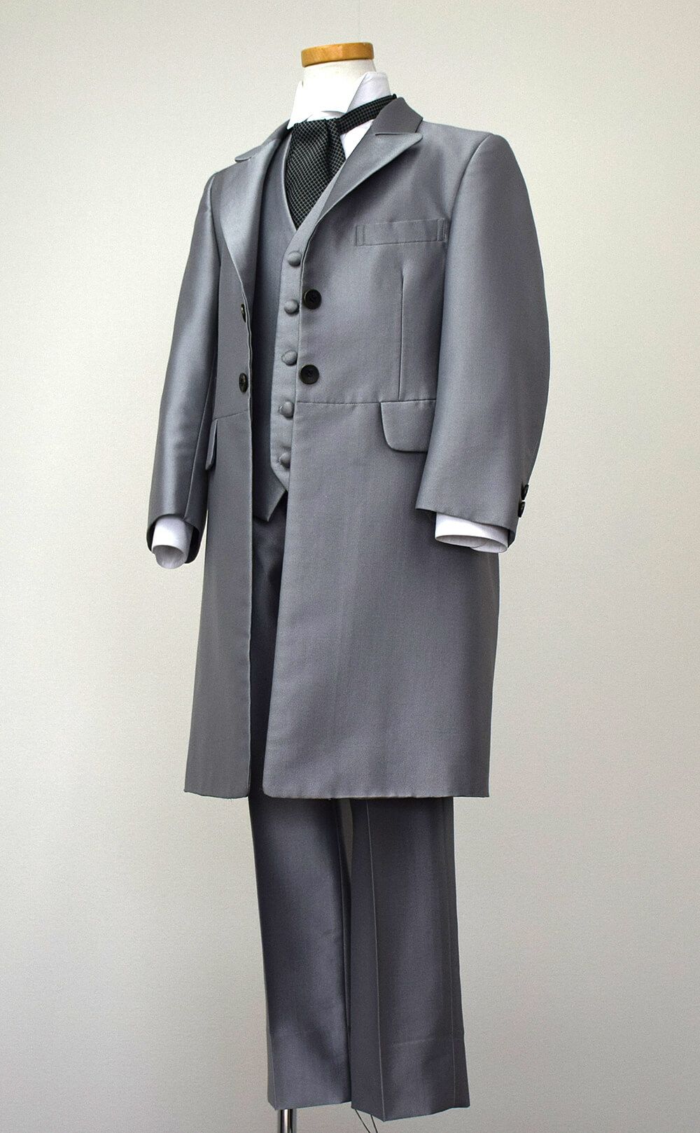 発表会やコンクールにぴったりのカラーの子供用フォーマル衣装。シンプルで美しいシルエットが魅力のAngel's Closetのキッズフォーマル レンタル商品（【レンタル】シルバーフロックコート(CHM202)シルバー）｜画像4