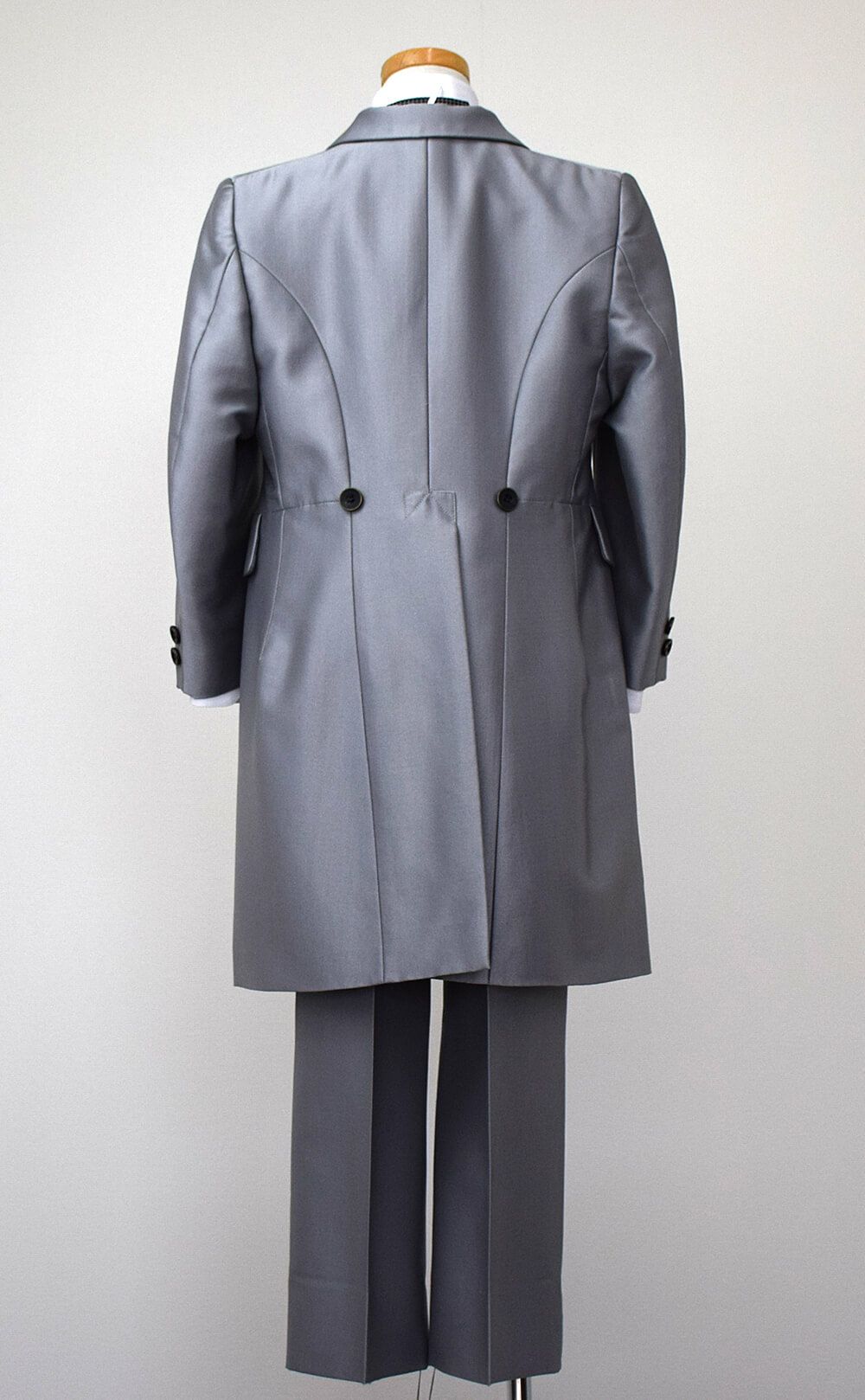 発表会やコンクールにぴったりのカラーの子供用フォーマル衣装。シンプルで美しいシルエットが魅力のAngel's Closetのキッズフォーマル レンタル商品（【レンタル】シルバーフロックコート(CHM202)シルバー）｜画像5