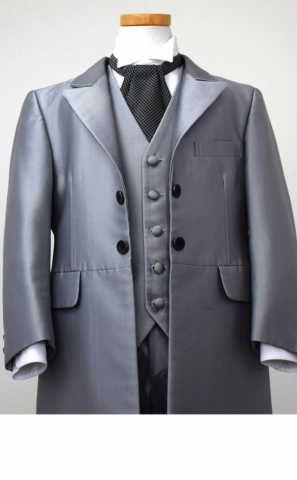 発表会やコンクールにぴったりのカラーの子供用フォーマル衣装。シンプルで美しいシルエットが魅力のAngel's Closetのキッズフォーマル レンタル商品（【レンタル】シルバーフロックコート(CHM202)シルバー）｜画像6