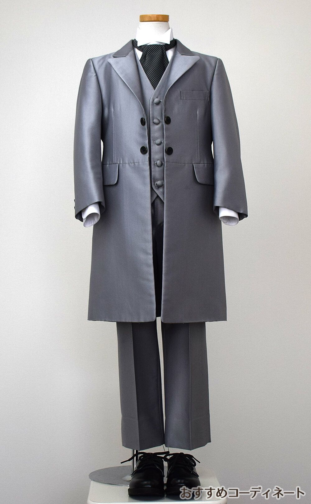 発表会やコンクールにぴったりのカラーの子供用フォーマル衣装。シンプルで美しいシルエットが魅力のAngel's Closetのキッズフォーマル レンタル商品（【レンタル】シルバーフロックコート(CHM202)シルバー）｜画像10