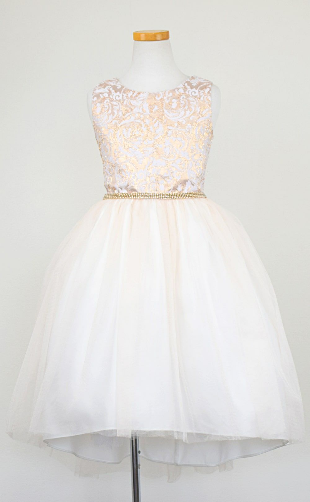 ピアノ発表会や結婚式にぴったりのカラーの女の子用キッズドレス。シンプルで美しいシルエットが魅力のAngel's Closetの子供ドレス レンタル商品（【レンタル】ジャガード＆クリスタルチュールハイ＆ロー子供ドレス(SK805)アイボリー）｜画像3