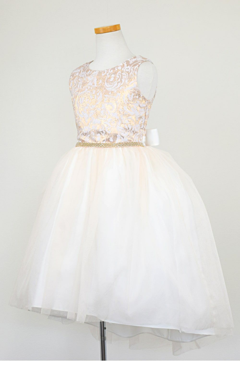 ピアノ発表会や結婚式にぴったりのカラーの女の子用キッズドレス。シンプルで美しいシルエットが魅力のAngel's Closetの子供ドレス レンタル商品（【レンタル】ジャガード＆クリスタルチュールハイ＆ロー子供ドレス(SK805)アイボリー）｜画像4