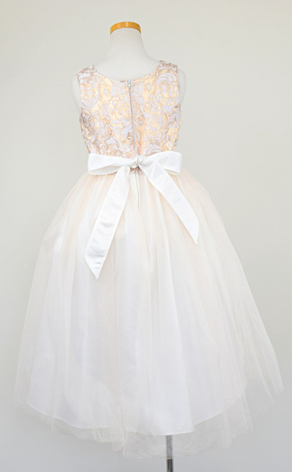 ピアノ発表会や結婚式にぴったりのカラーの女の子用キッズドレス。シンプルで美しいシルエットが魅力のAngel's Closetの子供ドレス レンタル商品（【レンタル】ジャガード＆クリスタルチュールハイ＆ロー子供ドレス(SK805)アイボリー）｜画像5