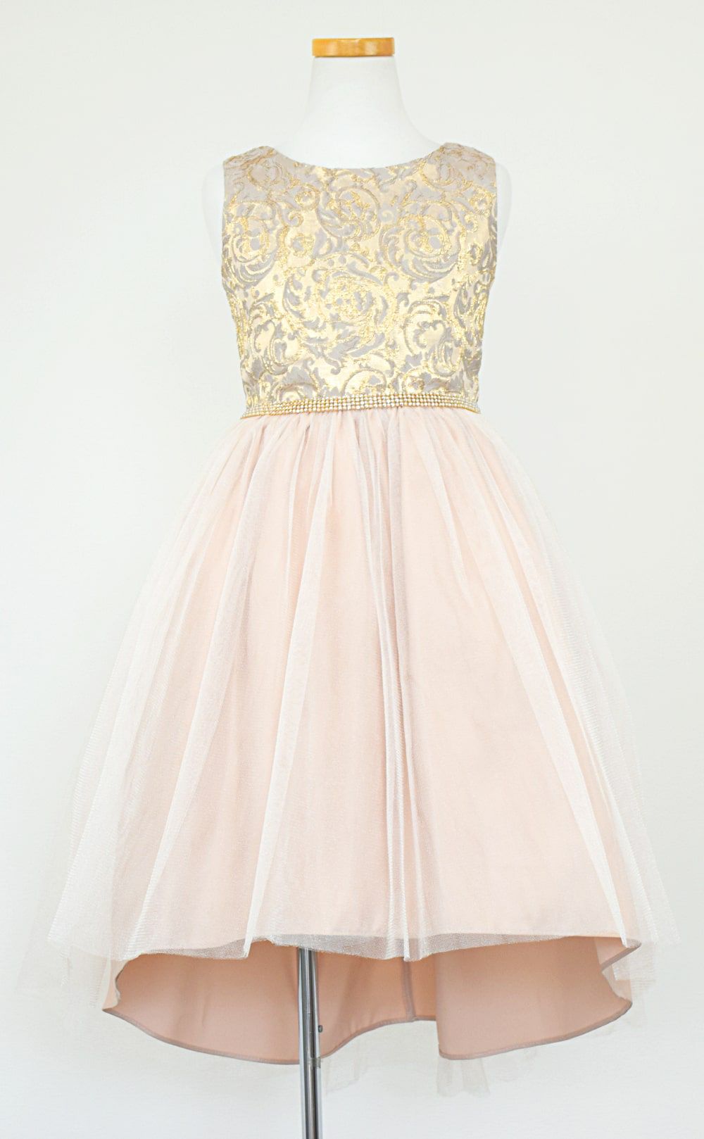 ピアノ発表会や結婚式にぴったりのカラーの女の子用キッズドレス。シンプルで美しいシルエットが魅力のAngel's Closetの子供ドレス レンタル商品（【レンタル】ジャガード＆クリスタルチュールハイ＆ロー子供ドレス(SK805)モカ）｜画像3