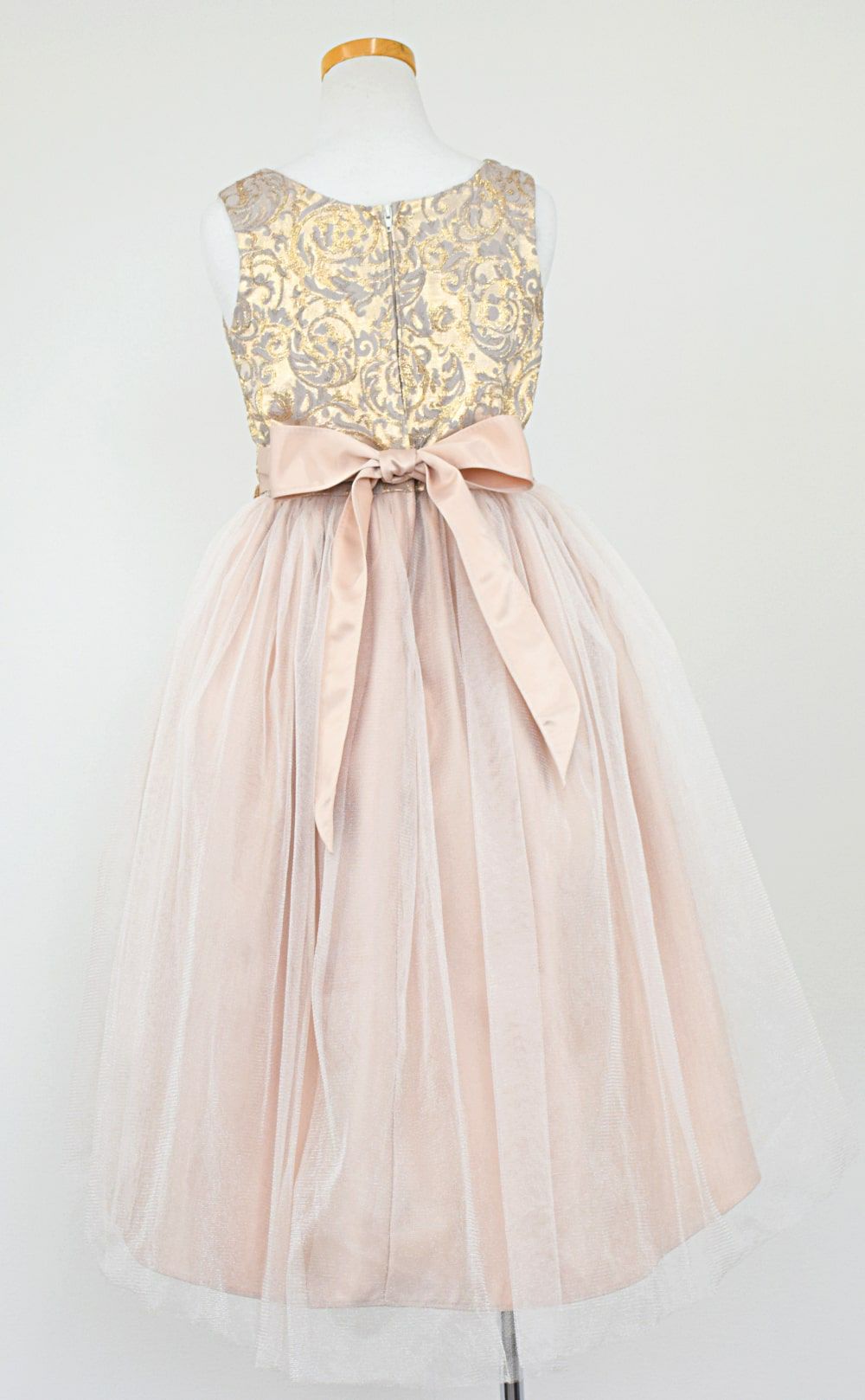 ピアノ発表会や結婚式にぴったりのカラーの女の子用キッズドレス。シンプルで美しいシルエットが魅力のAngel's Closetの子供ドレス レンタル商品（【レンタル】ジャガード＆クリスタルチュールハイ＆ロー子供ドレス(SK805)モカ）｜画像5