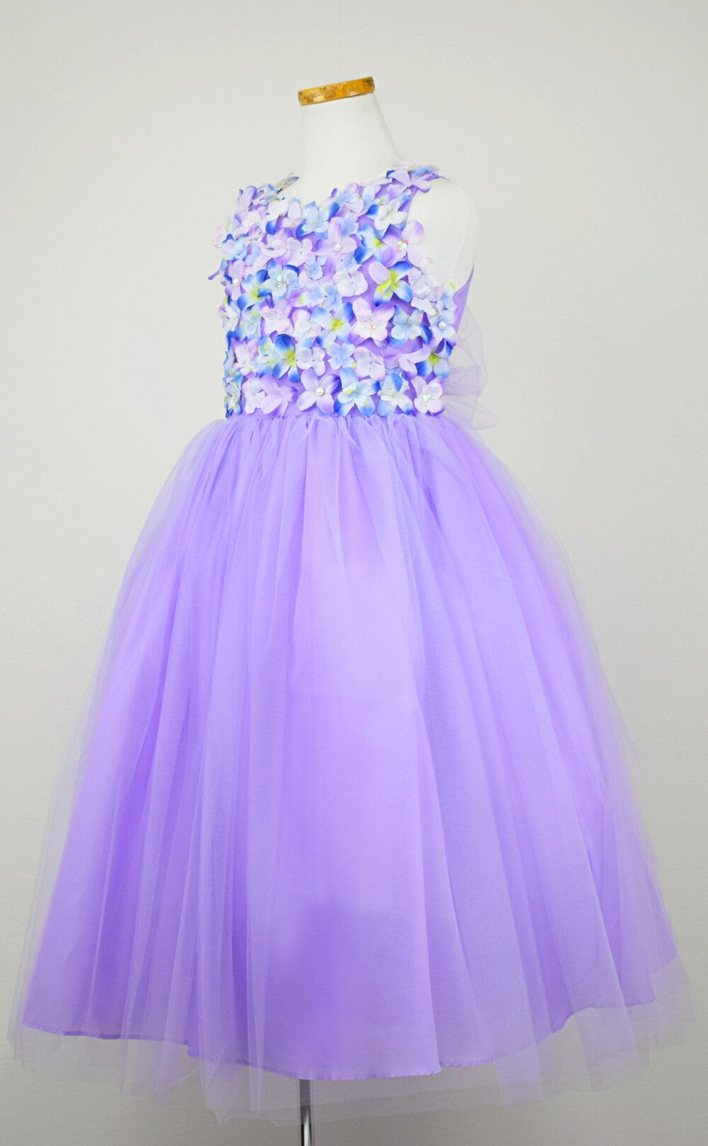 ピアノ発表会や結婚式にぴったりのライラックカラーの女の子用キッズドレス。シンプルで美しいシルエットが魅力のAngel's Closetの子供ドレス レンタル商品（【レンタル】フラワーモチーフチュールリボン子供ドレス(CCD741)ライラック）｜画像4