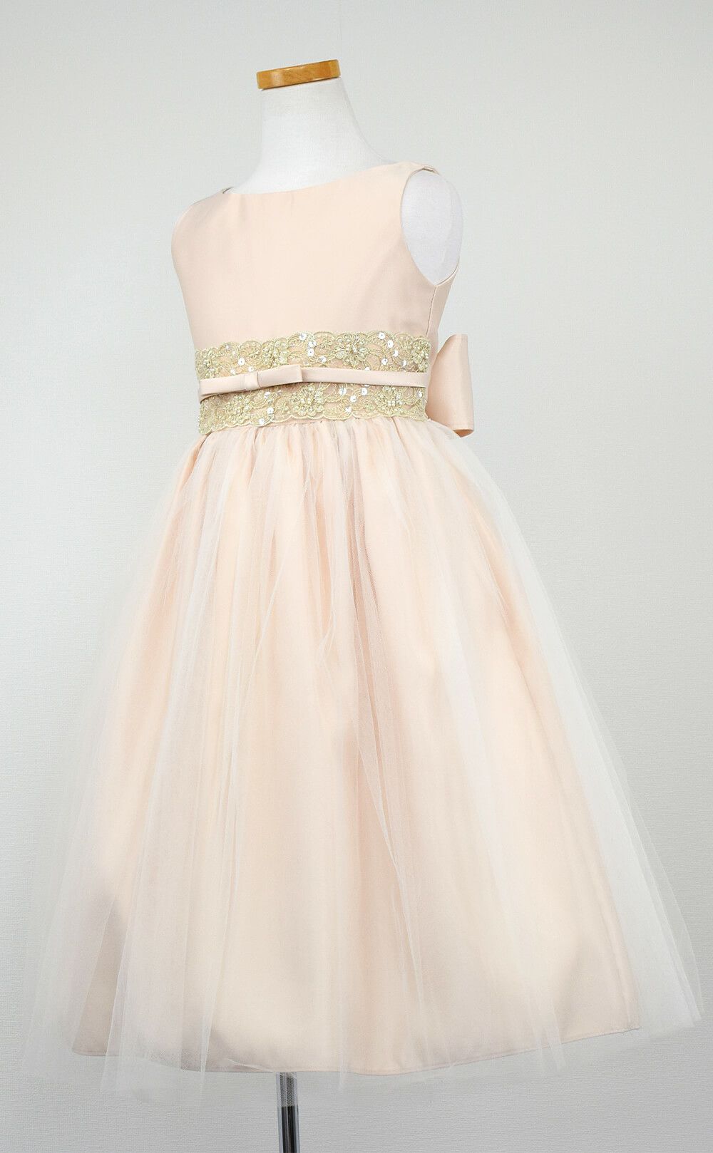 ピアノ発表会や結婚式にぴったりのカラーの女の子用キッズドレス。シンプルで美しいシルエットが魅力のAngel's Closetの子供ドレス レンタル商品（【レンタル】サテンwithメタリックレース子供ドレス(SK473)シャンパン）｜画像4