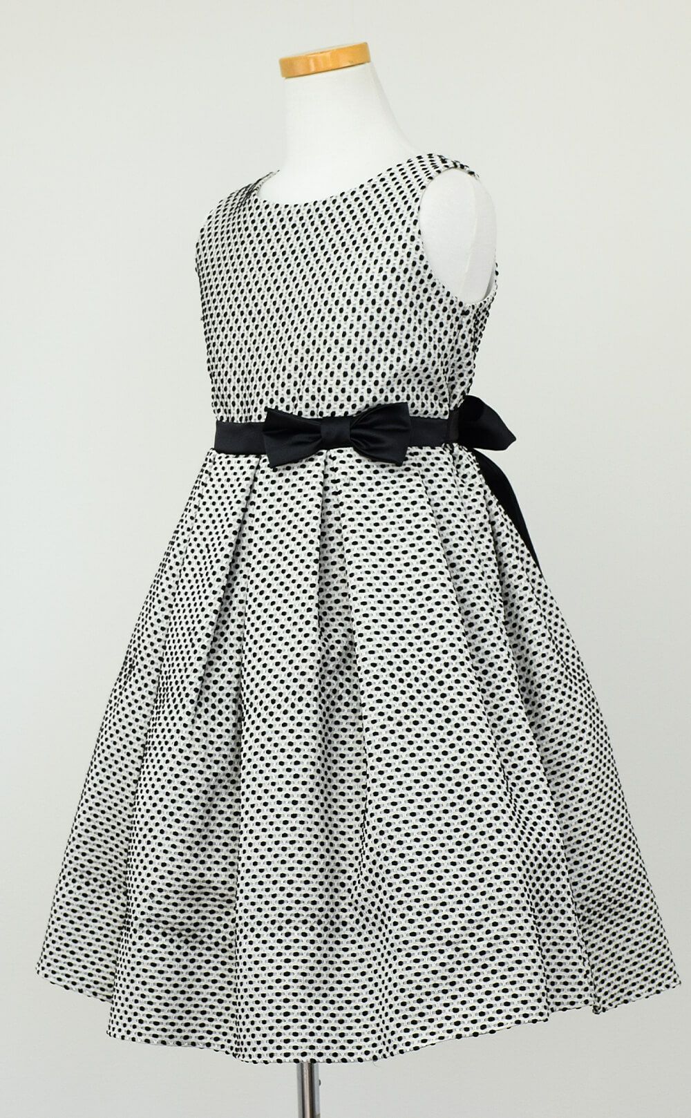 ピアノ発表会や結婚式にぴったりのブラックカラーの女の子用キッズドレス。シンプルで美しいシルエットが魅力のAngel's Closetの子供ドレス レンタル商品（【レンタル】プチポルカドットジャガード子供ドレス(SK520)ブラック）｜画像4