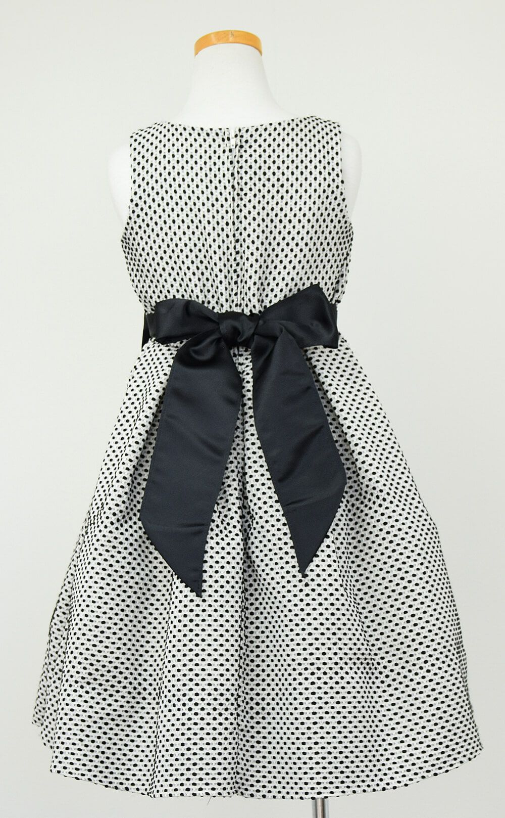 ピアノ発表会や結婚式にぴったりのブラックカラーの女の子用キッズドレス。シンプルで美しいシルエットが魅力のAngel's Closetの子供ドレス レンタル商品（【レンタル】プチポルカドットジャガード子供ドレス(SK520)ブラック）｜画像5