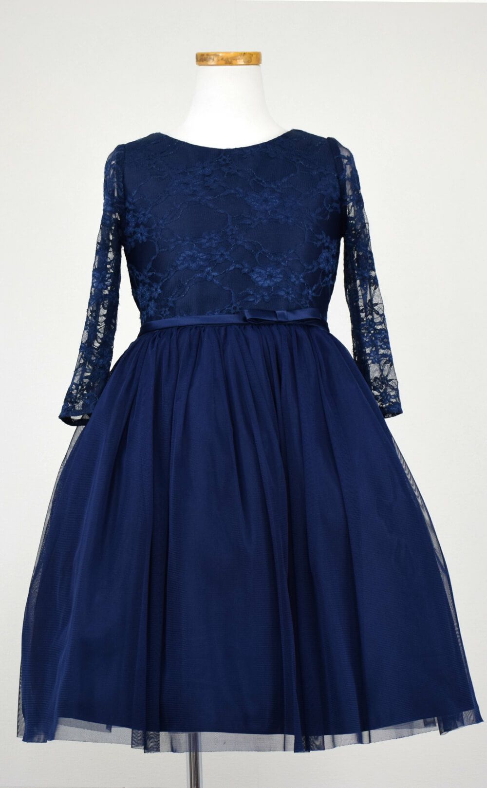 ピアノ発表会や結婚式にぴったりのネイビーカラーの女の子用キッズドレス。シンプルで美しいシルエットが魅力のAngel's Closetの子供ドレス レンタル商品（【レンタル】レーススリーブチュールスカート子供ドレス(SK599)ネイビー）｜画像3