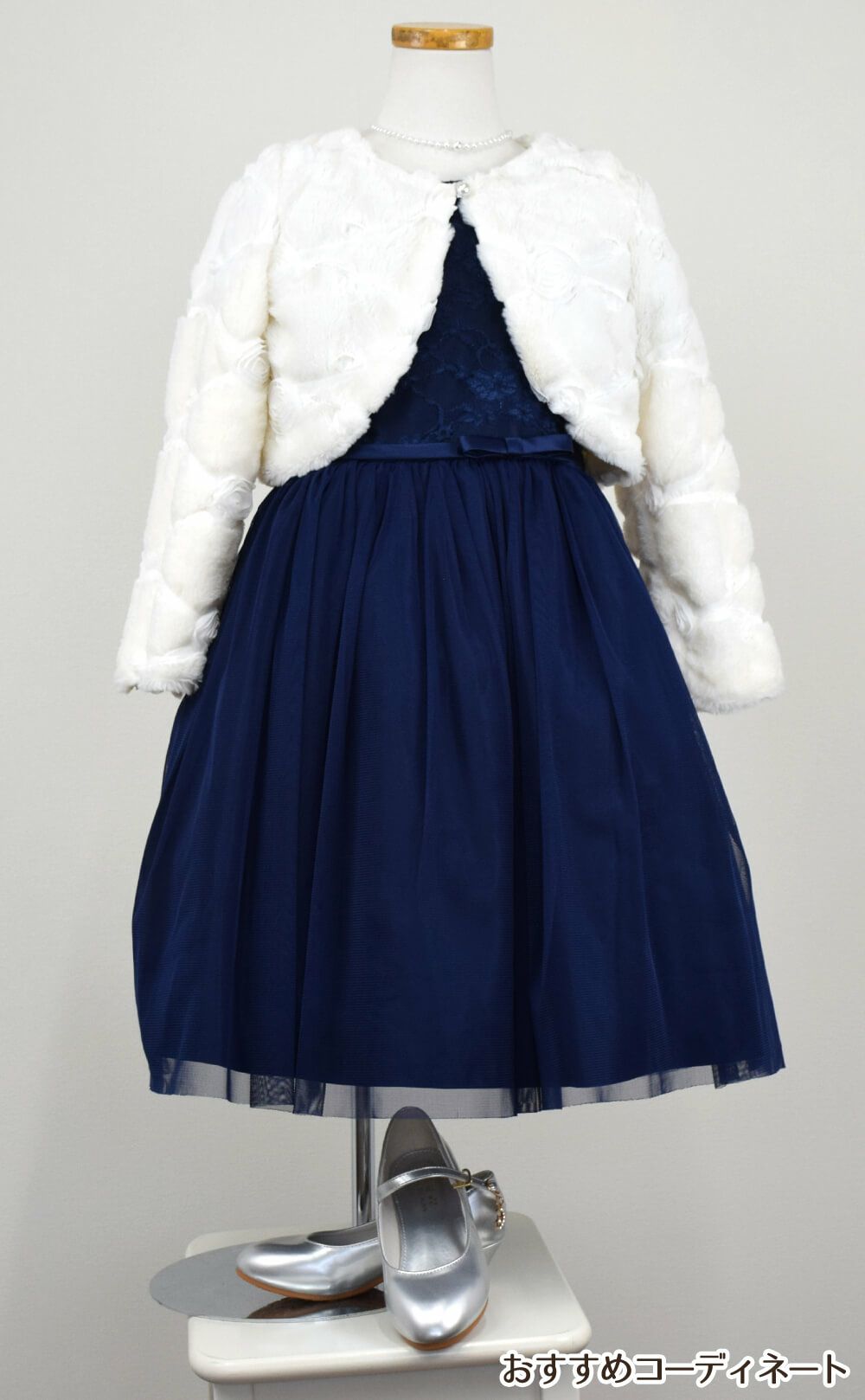 ピアノ発表会や結婚式にぴったりのネイビーカラーの女の子用キッズドレス。シンプルで美しいシルエットが魅力のAngel's Closetの子供ドレス レンタル商品（【レンタル】レーススリーブチュールスカート子供ドレス(SK599)ネイビー）｜画像11