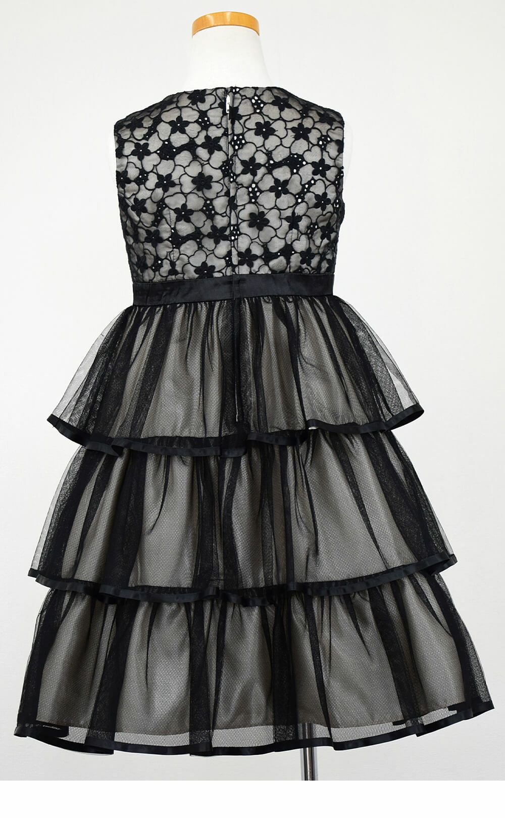 ピアノ発表会や結婚式にぴったりのブラックカラーの女の子用キッズドレス。シンプルで美しいシルエットが魅力のAngel's Closetの子供ドレス レンタル商品（【レンタル】花柄レースティアードチュール子供ドレス【CHOPIN】(CAT882101)ブラック）｜画像5