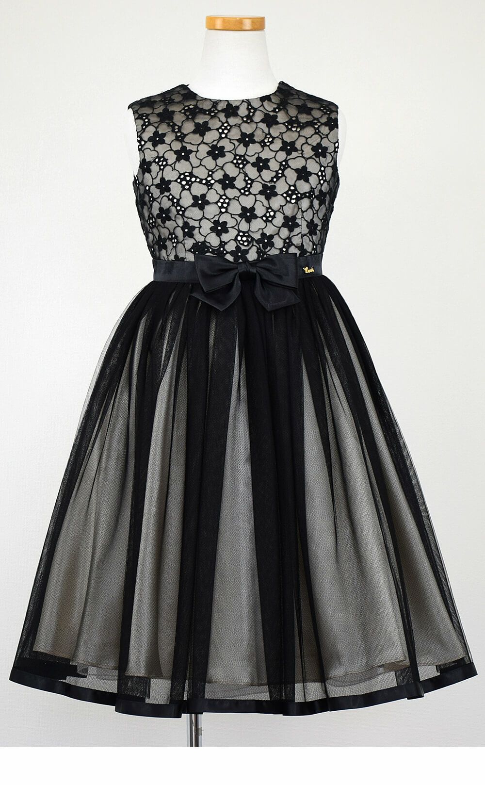 ピアノ発表会や結婚式にぴったりのブラックカラーの女の子用キッズドレス。シンプルで美しいシルエットが魅力のAngel's Closetの子供ドレス レンタル商品（【レンタル】花柄刺繍オーガンジー＆チュール子供ドレス【CHOPIN】(CAT182313)ブラック）｜画像3