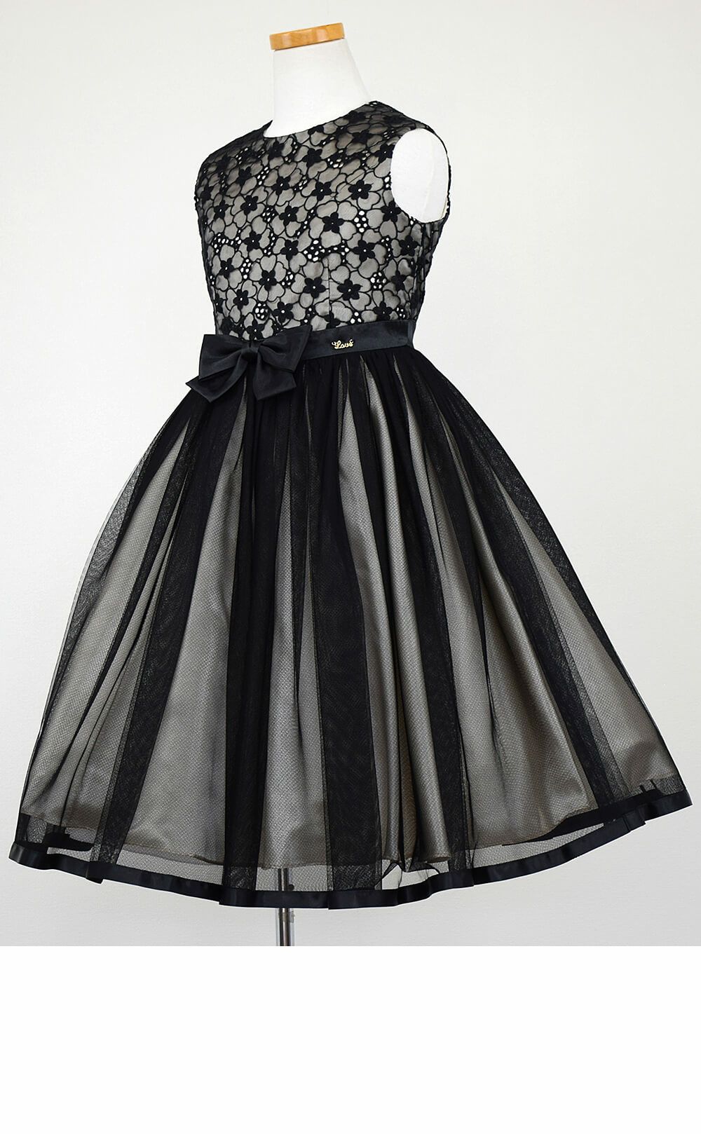 ピアノ発表会や結婚式にぴったりのブラックカラーの女の子用キッズドレス。シンプルで美しいシルエットが魅力のAngel's Closetの子供ドレス レンタル商品（【レンタル】花柄刺繍オーガンジー＆チュール子供ドレス【CHOPIN】(CAT182313)ブラック）｜画像4