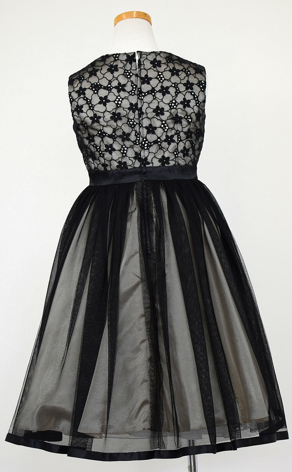 ピアノ発表会や結婚式にぴったりのブラックカラーの女の子用キッズドレス。シンプルで美しいシルエットが魅力のAngel's Closetの子供ドレス レンタル商品（【レンタル】花柄刺繍オーガンジー＆チュール子供ドレス【CHOPIN】(CAT182313)ブラック）｜画像5