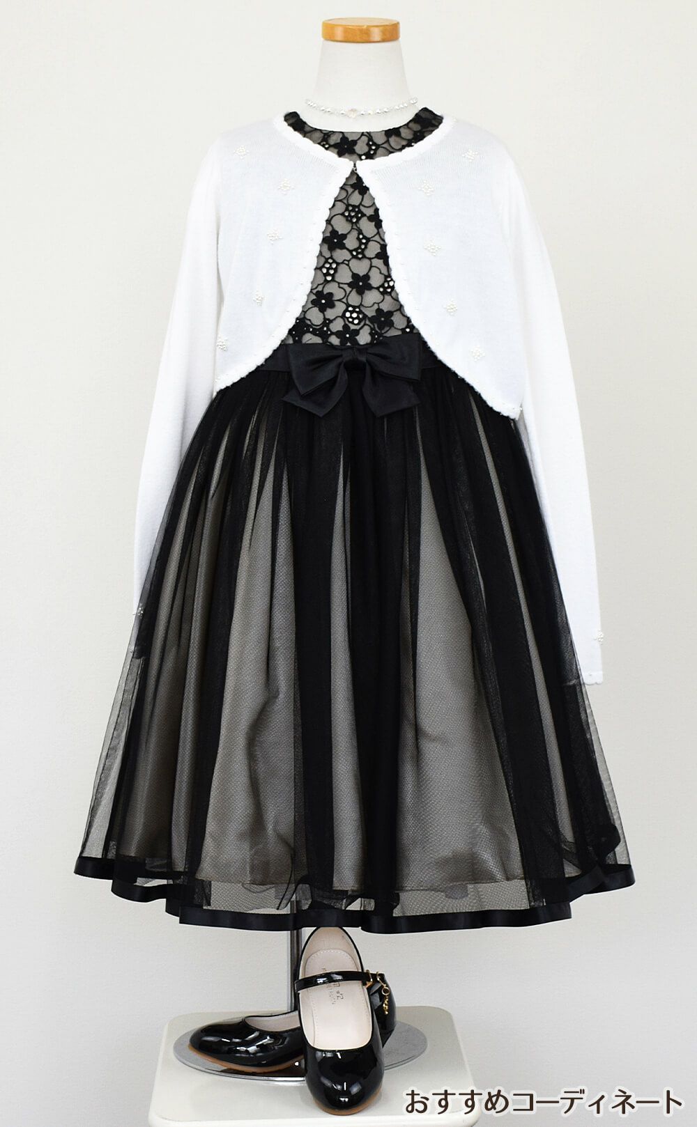 ピアノ発表会や結婚式にぴったりのブラックカラーの女の子用キッズドレス。シンプルで美しいシルエットが魅力のAngel's Closetの子供ドレス レンタル商品（【レンタル】花柄刺繍オーガンジー＆チュール子供ドレス【CHOPIN】(CAT182313)ブラック）｜画像10