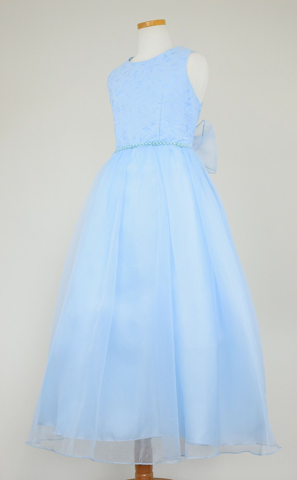 ピアノ発表会や結婚式にぴったりのブルーカラーの女の子用キッズドレス。シンプルで美しいシルエットが魅力のAngel's Closetの子供ドレス レンタル商品（【レンタル】エレガントフラワーパターンレース&オーガンジーロングドレス(JK3580)ブルー）｜画像4