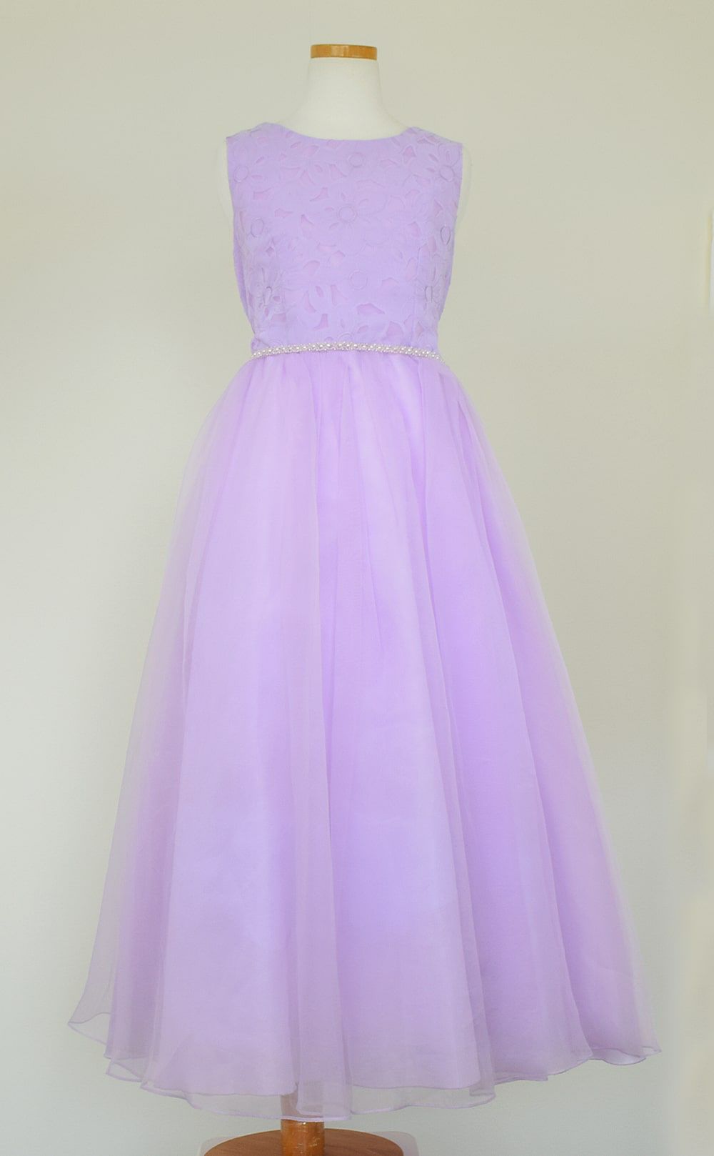 ピアノ発表会や結婚式にぴったりのカラーの女の子用キッズドレス。シンプルで美しいシルエットが魅力のAngel's Closetの子供ドレス レンタル商品（【レンタル】エレガントフラワーパターンレース&オーガンジーロングドレス(JK3580)ラベンダー）｜画像2