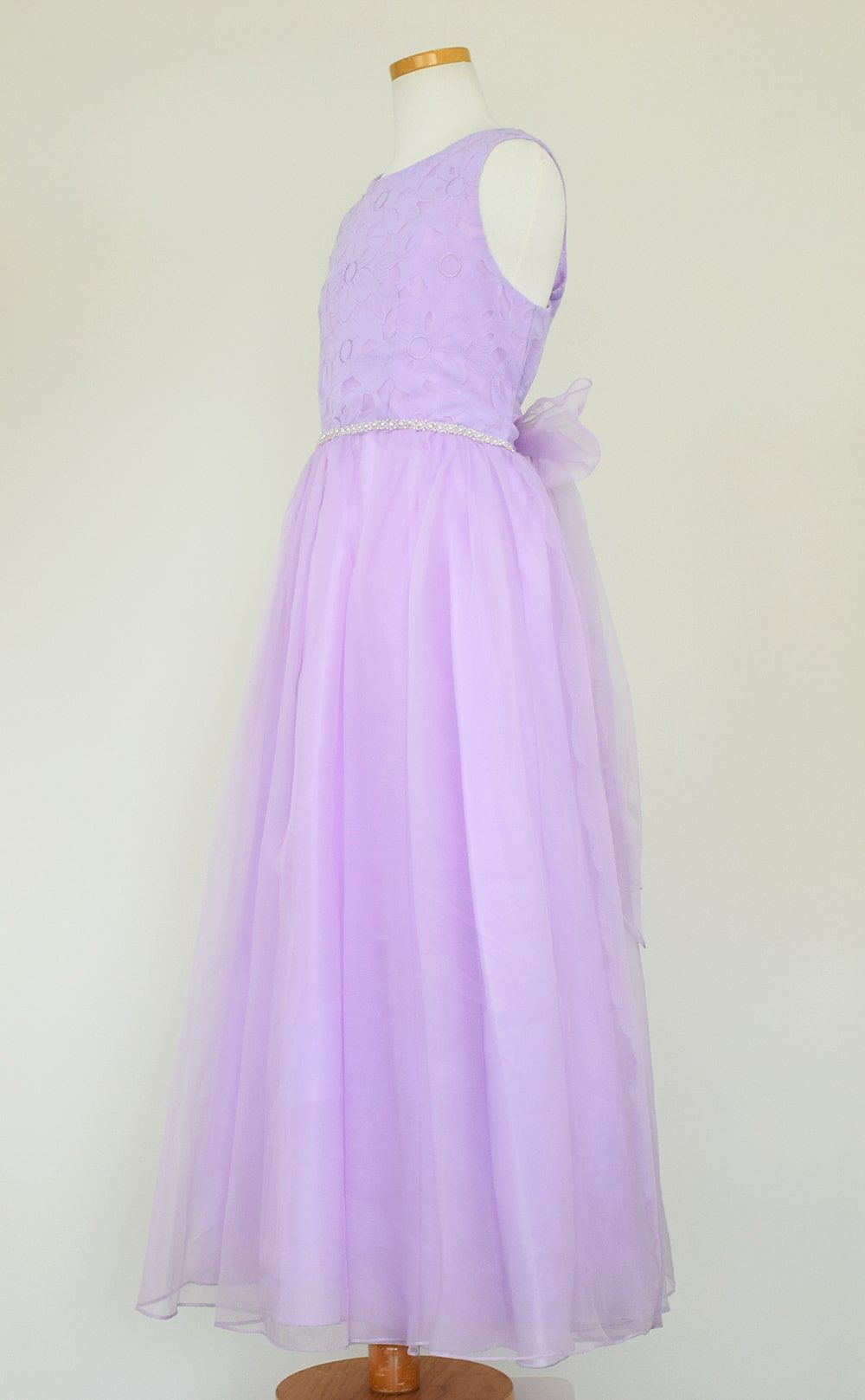ピアノ発表会や結婚式にぴったりのカラーの女の子用キッズドレス。シンプルで美しいシルエットが魅力のAngel's Closetの子供ドレス レンタル商品（【レンタル】エレガントフラワーパターンレース&オーガンジーロングドレス(JK3580)ラベンダー）｜画像4