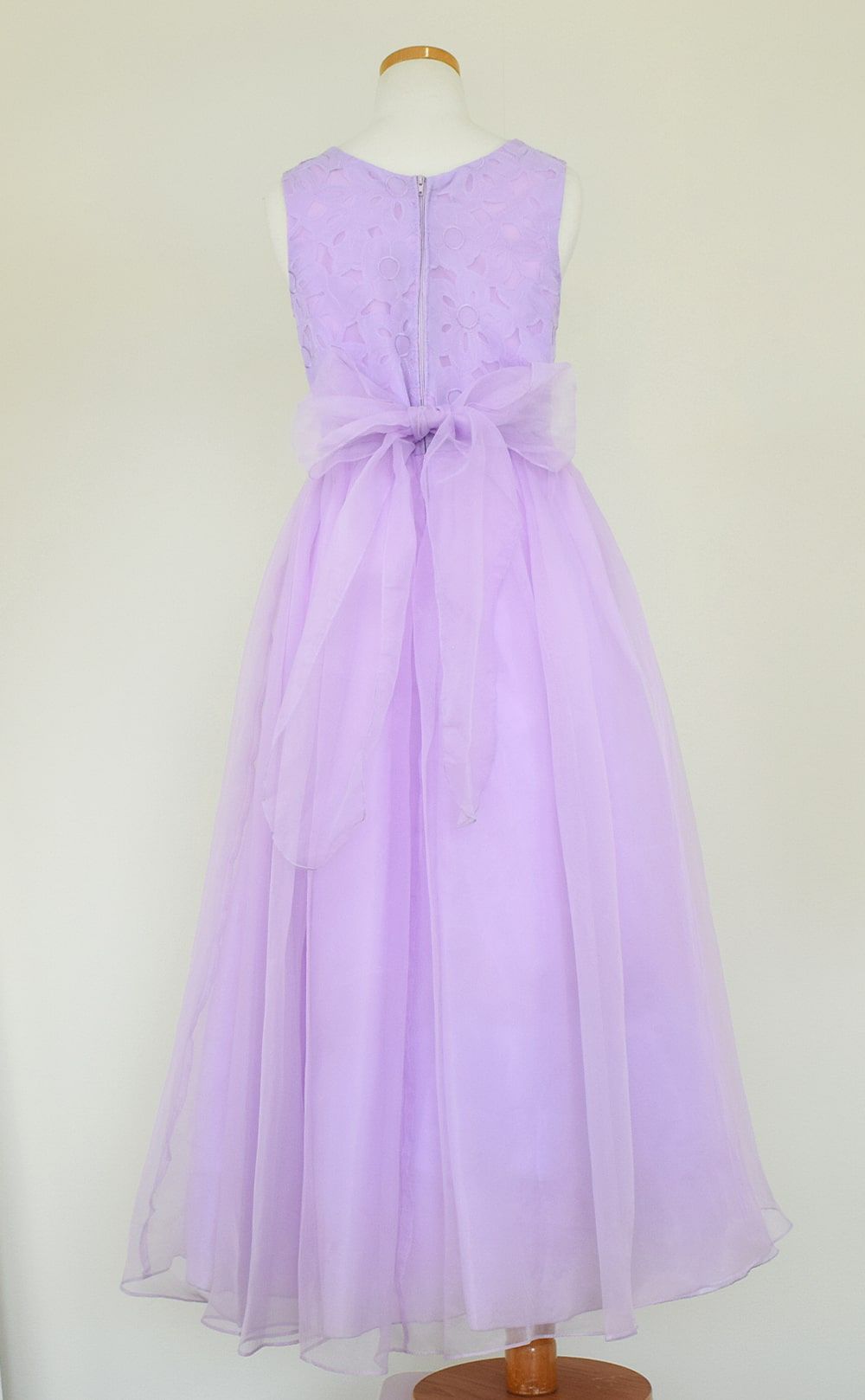 ピアノ発表会や結婚式にぴったりのカラーの女の子用キッズドレス。シンプルで美しいシルエットが魅力のAngel's Closetの子供ドレス レンタル商品（【レンタル】エレガントフラワーパターンレース&オーガンジーロングドレス(JK3580)ラベンダー）｜画像5