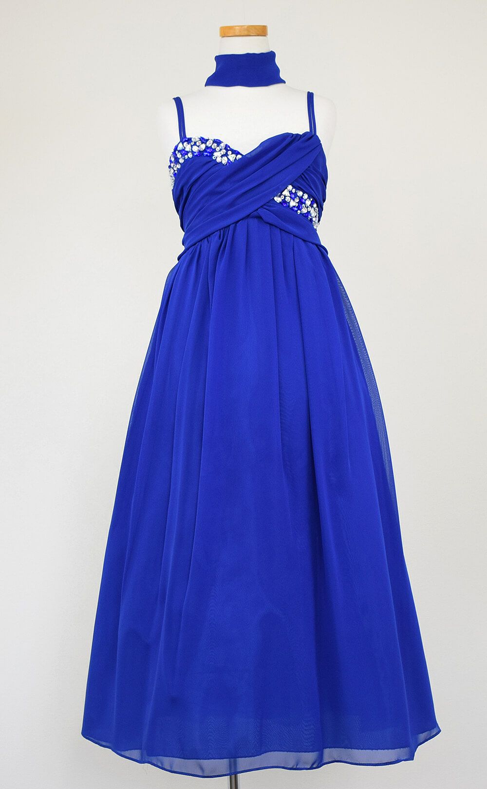 ピアノ発表会や結婚式にぴったりのブルーカラーの女の子用キッズドレス。シンプルで美しいシルエットが魅力のAngel's Closetの子供ドレス レンタル商品（【レンタル】ジュエルストーン＆クリスクロスストラップシフォンドレス(JK3556)ロイヤルブルー）｜画像3