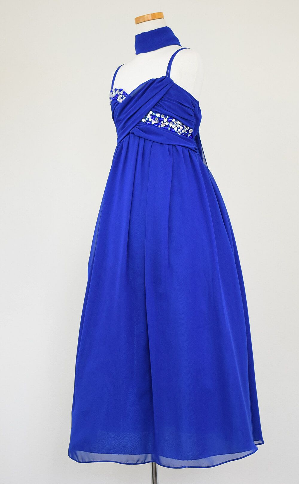 ピアノ発表会や結婚式にぴったりのブルーカラーの女の子用キッズドレス。シンプルで美しいシルエットが魅力のAngel's Closetの子供ドレス レンタル商品（【レンタル】ジュエルストーン＆クリスクロスストラップシフォンドレス(JK3556)ロイヤルブルー）｜画像4