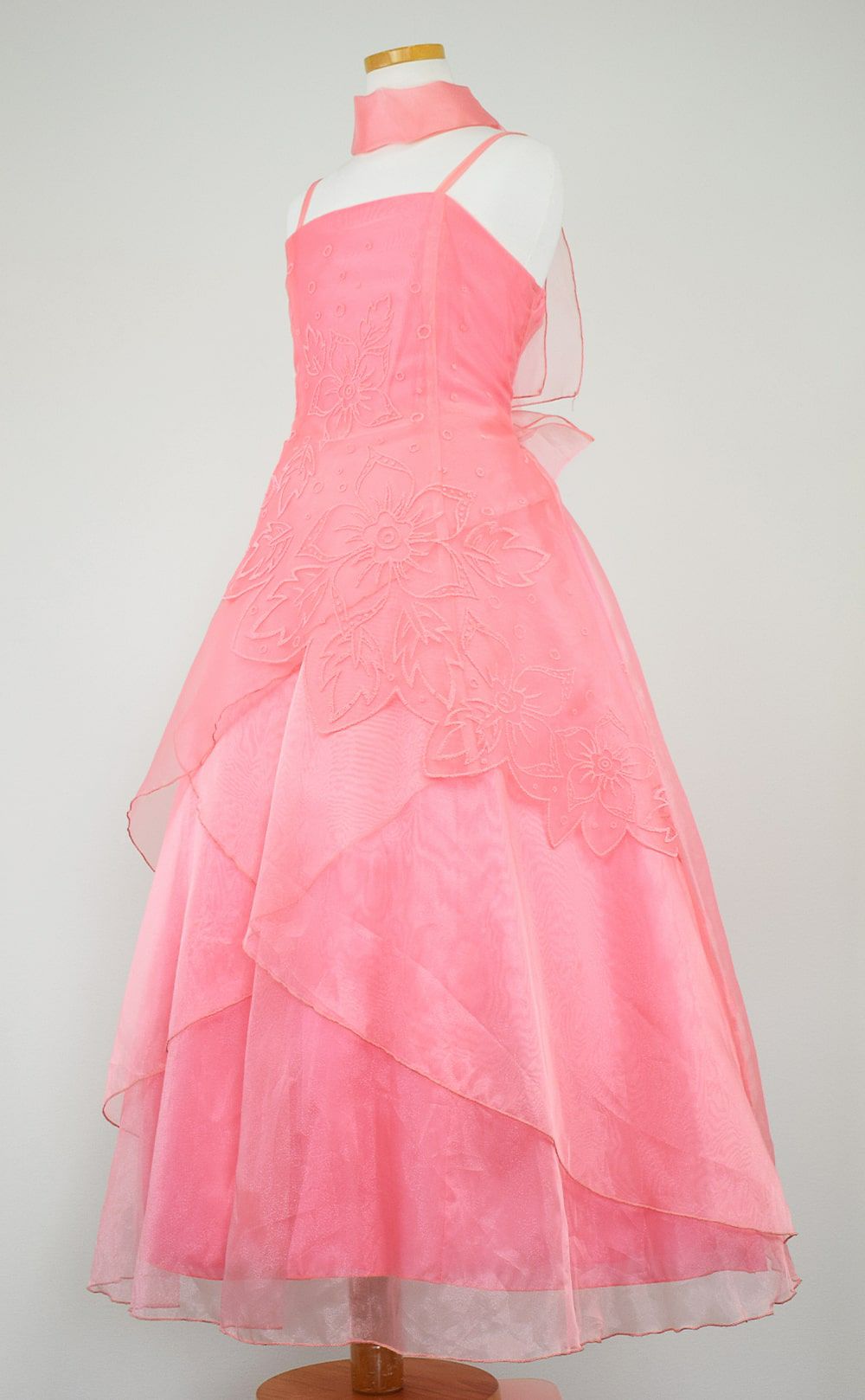 ピアノ発表会や結婚式にぴったりのカラーの女の子用キッズドレス。シンプルで美しいシルエットが魅力のAngel's Closetの子供ドレス レンタル商品（【レンタル】キャビアビーズ＆スパークルAラインオーガンジードレス(HC2007)コーラル）｜画像4