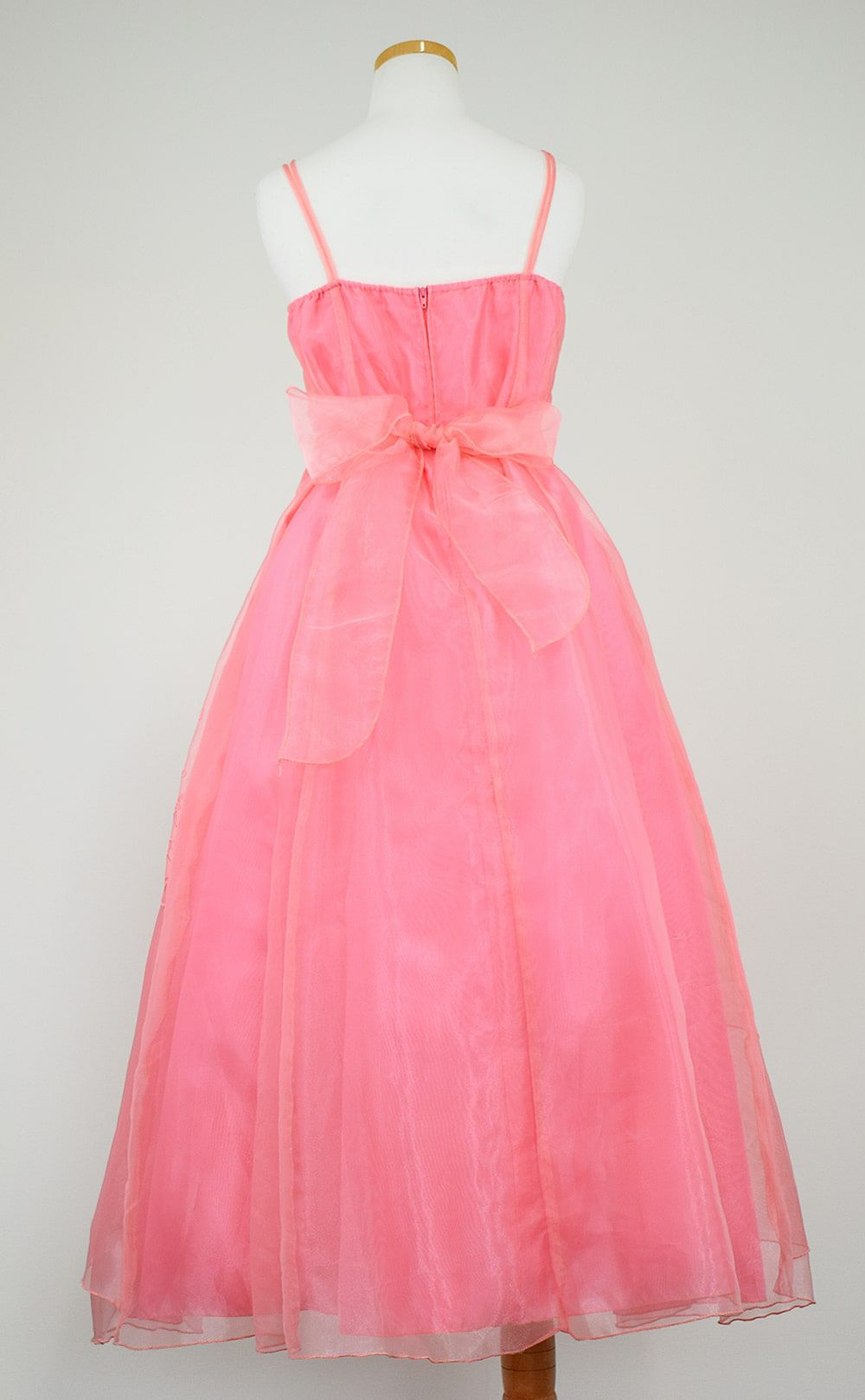 ピアノ発表会や結婚式にぴったりのカラーの女の子用キッズドレス。シンプルで美しいシルエットが魅力のAngel's Closetの子供ドレス レンタル商品（【レンタル】キャビアビーズ＆スパークルAラインオーガンジードレス(HC2007)コーラル）｜画像5