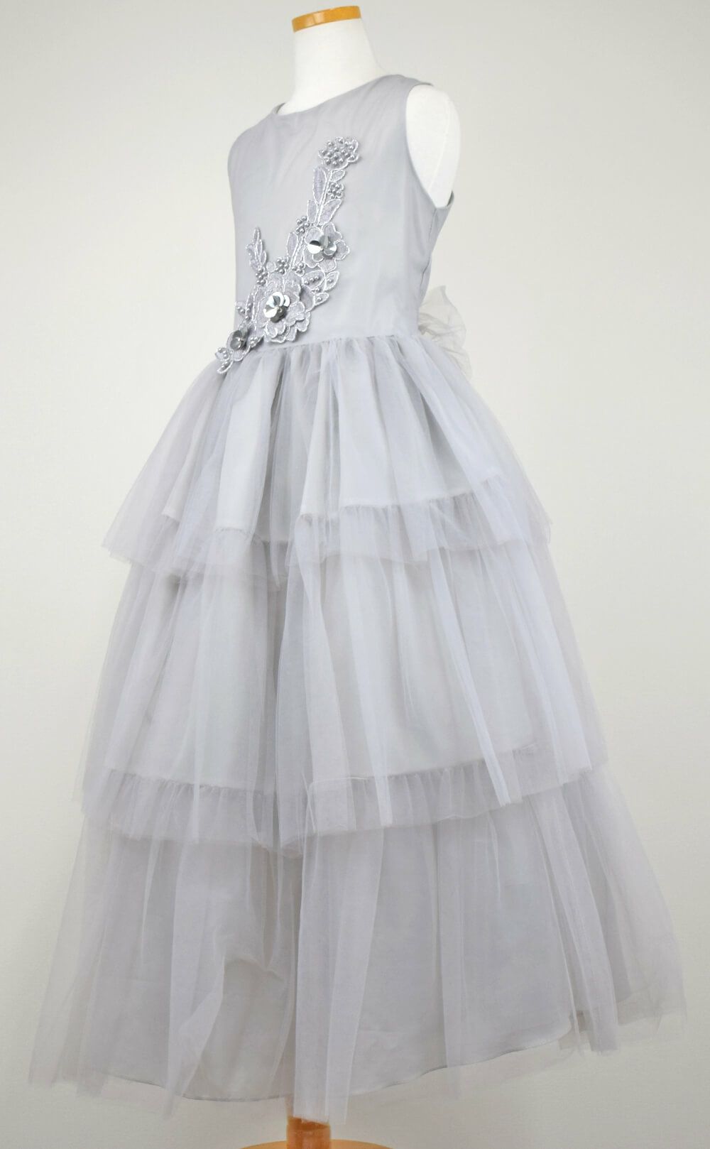 ピアノ発表会や結婚式にぴったりのカラーの女の子用キッズドレス。シンプルで美しいシルエットが魅力のAngel's Closetの子供ドレス レンタル商品（【レンタル】3Dフラワー刺繍3ティアードチュールドレス(ccd795)シルバー）｜画像4