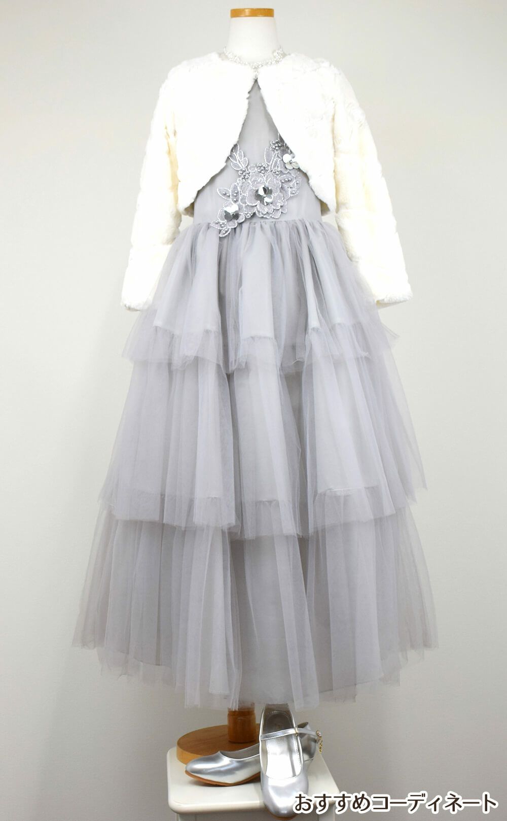 ピアノ発表会や結婚式にぴったりのカラーの女の子用キッズドレス。シンプルで美しいシルエットが魅力のAngel's Closetの子供ドレス レンタル商品（【レンタル】3Dフラワー刺繍3ティアードチュールドレス(ccd795)シルバー）｜画像10