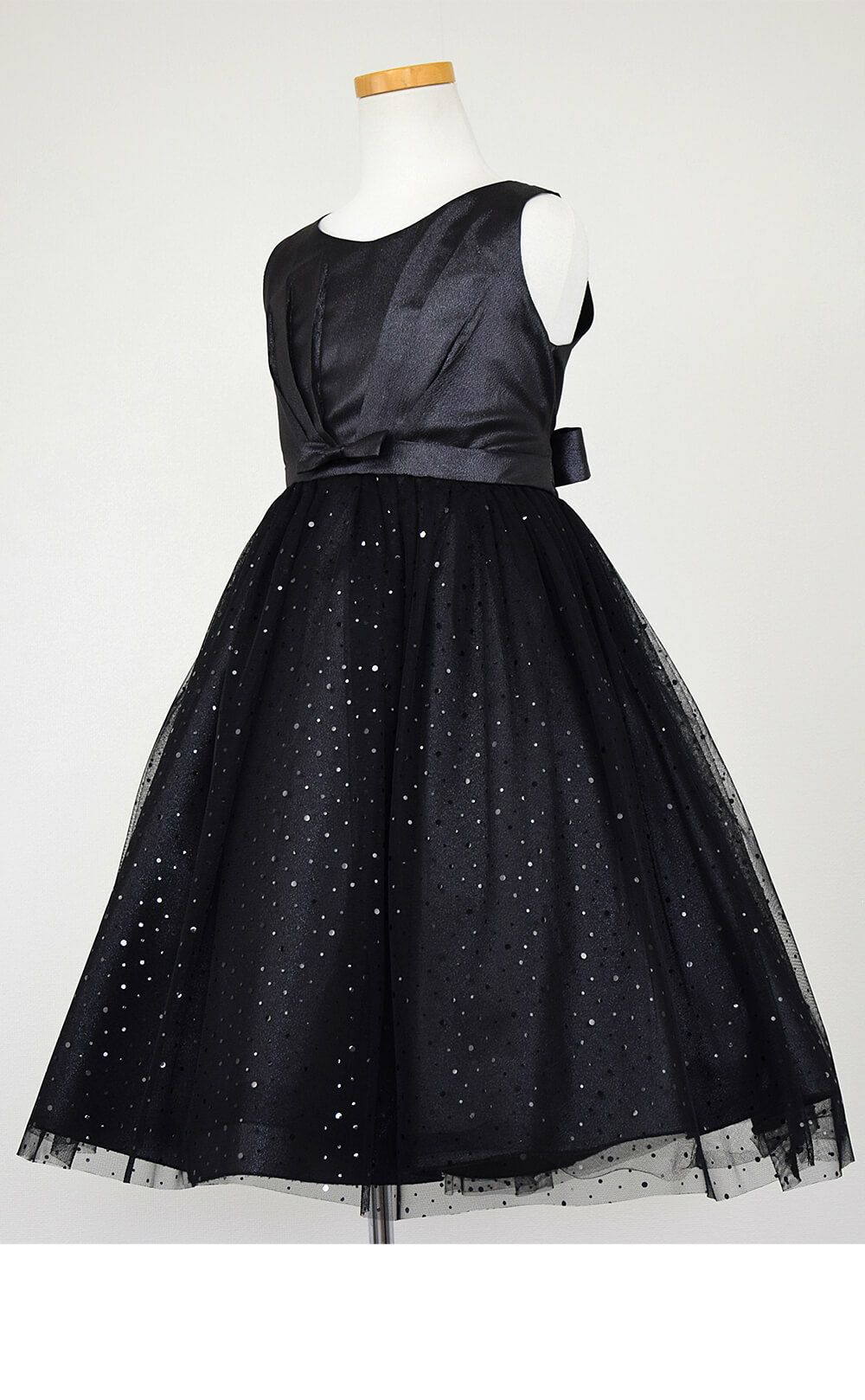 ピアノ発表会や結婚式にぴったりのブラックカラーの女の子用キッズドレス。シンプルで美しいシルエットが魅力のAngel's Closetの子供ドレス レンタル商品（【レンタル】スパークリーチュールドレス(KD352)ブラック）｜画像4