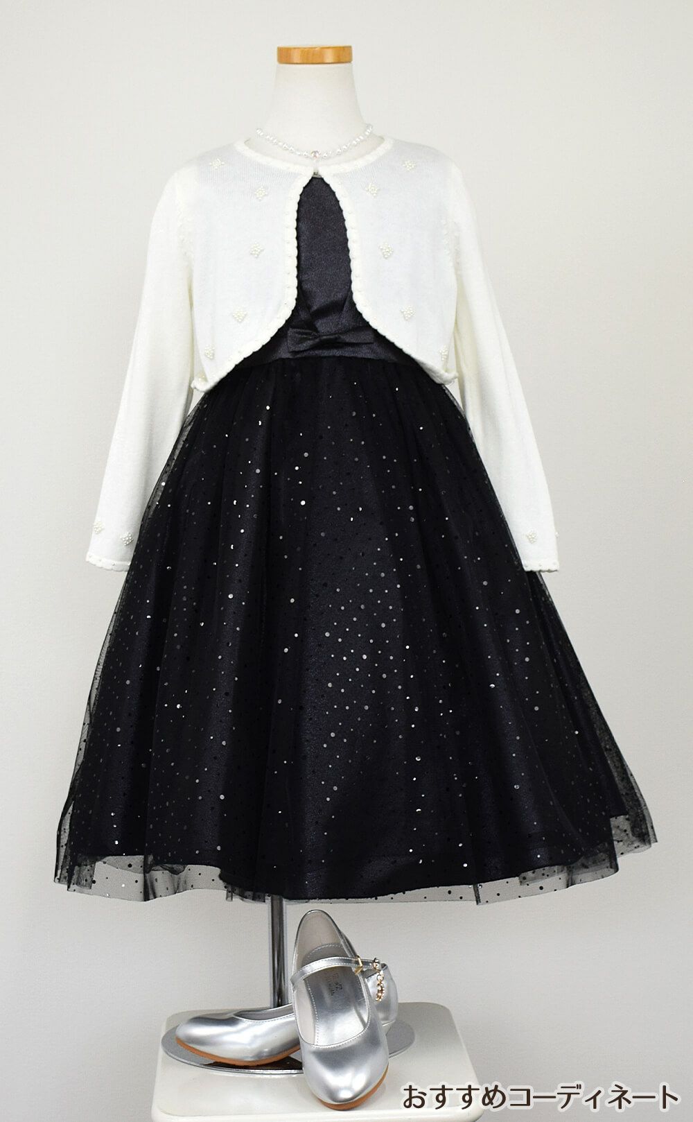 ピアノ発表会や結婚式にぴったりのブラックカラーの女の子用キッズドレス。シンプルで美しいシルエットが魅力のAngel's Closetの子供ドレス レンタル商品（【レンタル】スパークリーチュールドレス(KD352)ブラック）｜画像10