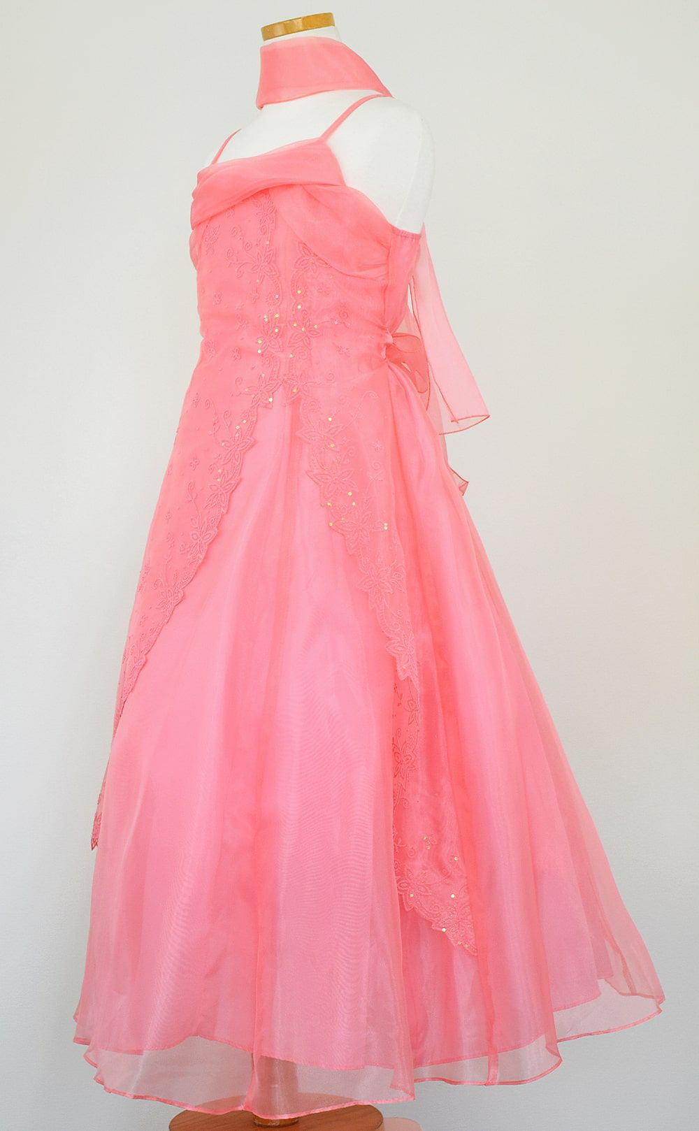 ピアノ発表会や結婚式にぴったりのカラーの女の子用キッズドレス。シンプルで美しいシルエットが魅力のAngel's Closetの子供ドレス レンタル商品（【レンタル】キャビアビーズ＆イリュージョンオーガンジーロングドレス(HC1215)コーラル）｜画像4