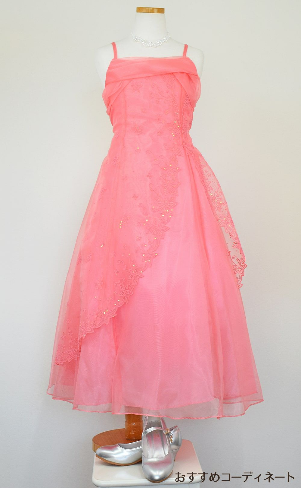 ピアノ発表会や結婚式にぴったりのカラーの女の子用キッズドレス。シンプルで美しいシルエットが魅力のAngel's Closetの子供ドレス レンタル商品（【レンタル】キャビアビーズ＆イリュージョンオーガンジーロングドレス(HC1215)コーラル）｜画像8