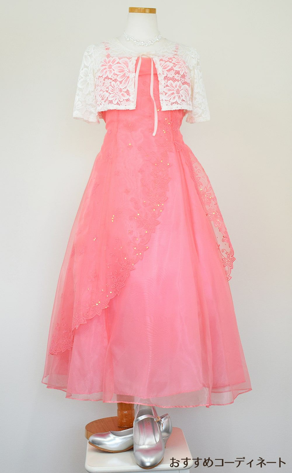 ピアノ発表会や結婚式にぴったりのカラーの女の子用キッズドレス。シンプルで美しいシルエットが魅力のAngel's Closetの子供ドレス レンタル商品（【レンタル】キャビアビーズ＆イリュージョンオーガンジーロングドレス(HC1215)コーラル）｜画像9