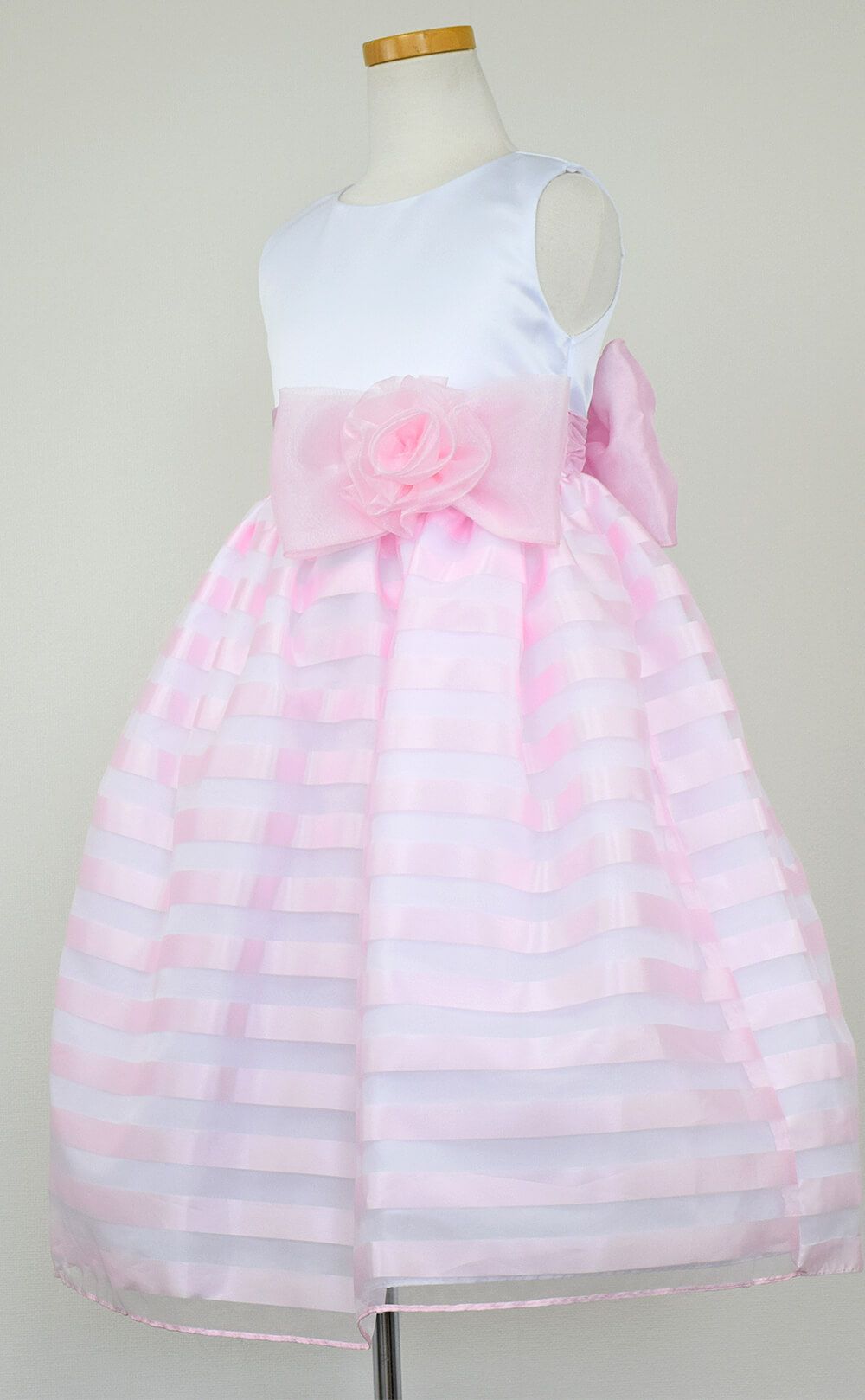 ピアノ発表会や結婚式にぴったりのピンクカラーの女の子用キッズドレス。シンプルで美しいシルエットが魅力のAngel's Closetの子供ドレス レンタル商品（【レンタル】 サテン＆バイカラーボーダーオーガンジードレス(CK981)ピンク）｜画像4