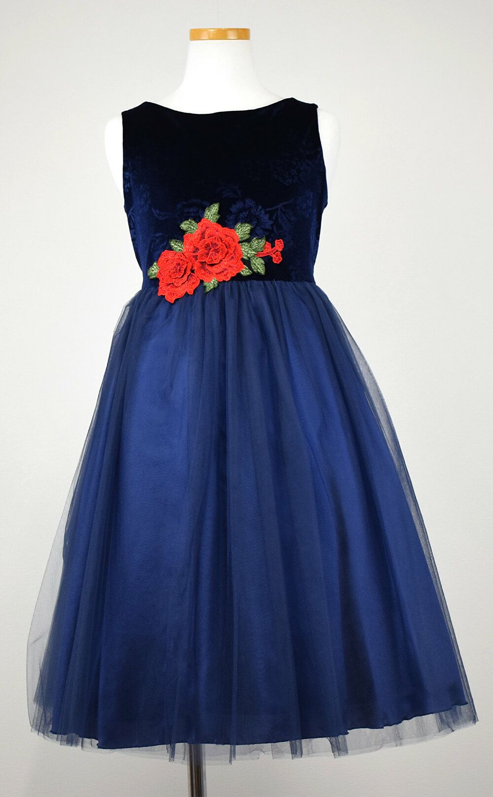 ピアノ発表会や結婚式にぴったりのネイビーカラーの女の子用キッズドレス。シンプルで美しいシルエットが魅力のAngel's Closetの子供ドレス レンタル商品（【レンタル】ローズ刺繍エレガントベルベットドレス(KD396)ネイビー）｜画像3