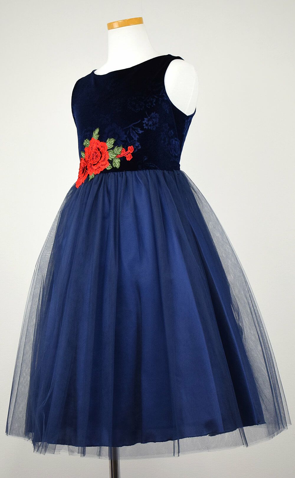 ピアノ発表会や結婚式にぴったりのネイビーカラーの女の子用キッズドレス。シンプルで美しいシルエットが魅力のAngel's Closetの子供ドレス レンタル商品（【レンタル】ローズ刺繍エレガントベルベットドレス(KD396)ネイビー）｜画像4