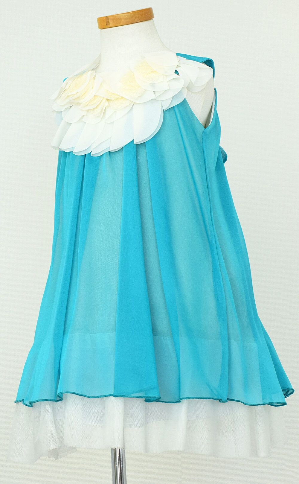 ピアノ発表会や結婚式にぴったりのカラーの女の子用キッズドレス。シンプルで美しいシルエットが魅力のAngel's Closetの子供ドレス レンタル商品（【レンタル】シフォンフラワーAラインドレス(KD284)アクア）｜画像4