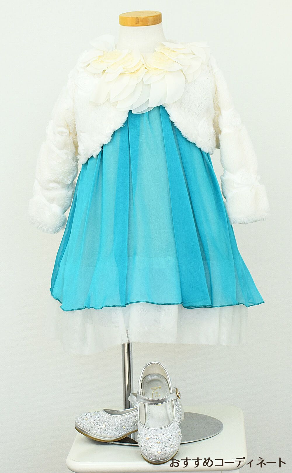 ピアノ発表会や結婚式にぴったりのカラーの女の子用キッズドレス。シンプルで美しいシルエットが魅力のAngel's Closetの子供ドレス レンタル商品（【レンタル】シフォンフラワーAラインドレス(KD284)アクア）｜画像11