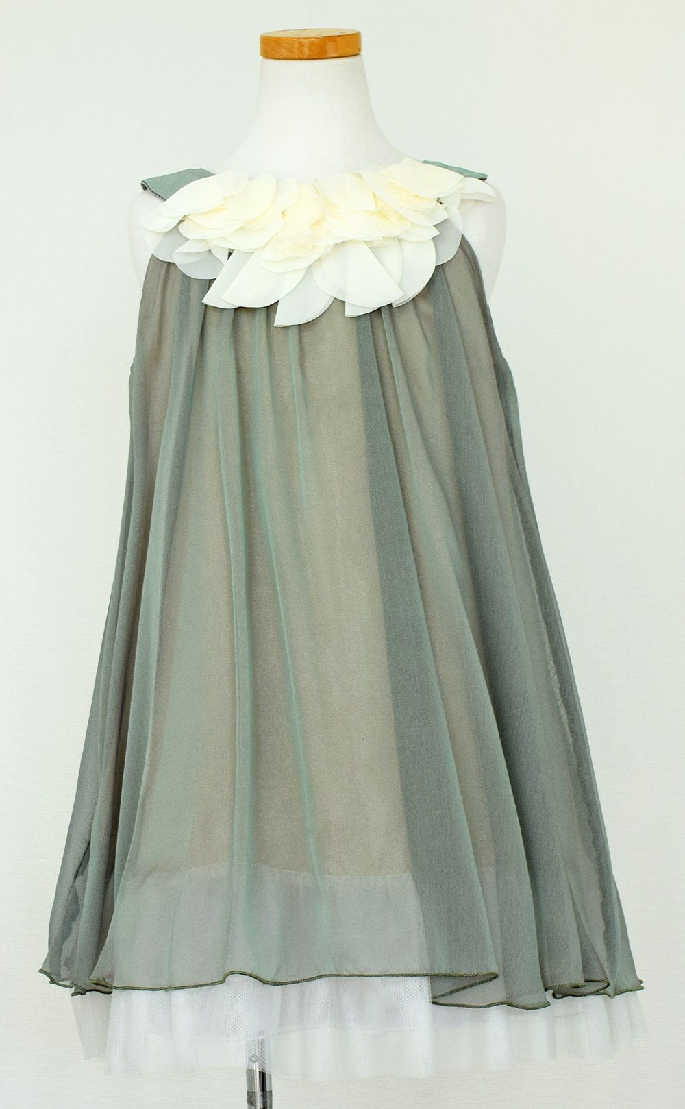 ピアノ発表会や結婚式にぴったりのカラーの女の子用キッズドレス。シンプルで美しいシルエットが魅力のAngel's Closetの子供ドレス レンタル商品（【レンタル】シフォンフラワーAラインドレス(KD284)セージ）｜画像3